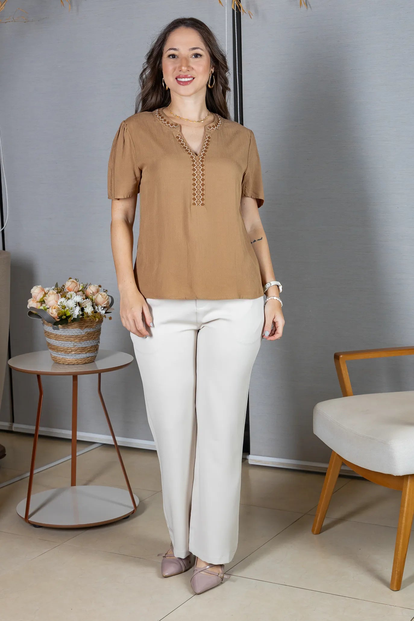 Blusa Manga Curta Detalhe Decote "V" Bordada Algodão Linho Antonella Marrom