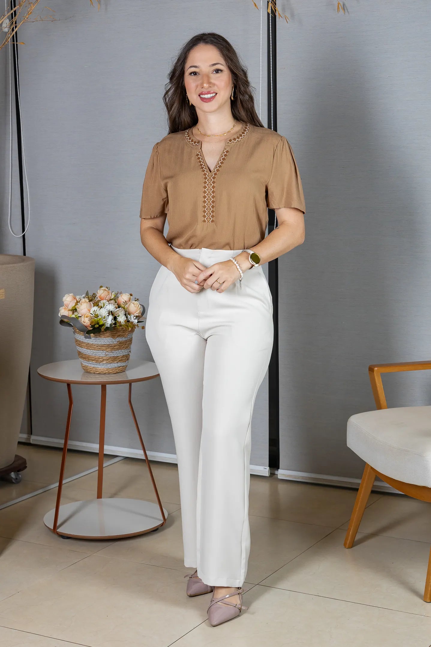 Blusa Manga Curta Detalhe Decote "V" Bordada Algodão Linho Antonella Marrom
