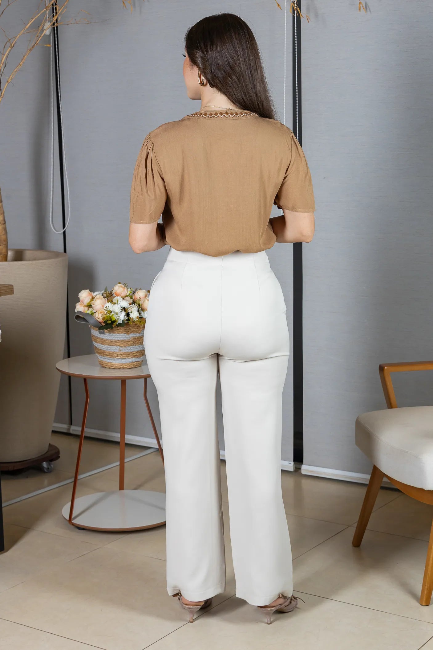 Blusa Manga Curta Detalhe Decote "V" Bordada Algodão Linho Antonella Marrom