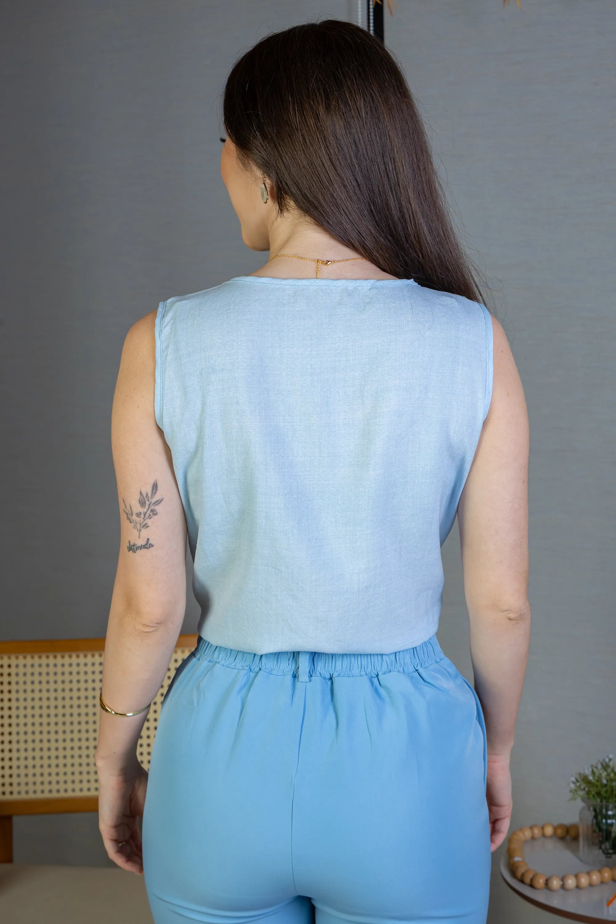 Blusa Regata Decote "V" Detalhe Trançado Em Visco Soft Liliane Azul