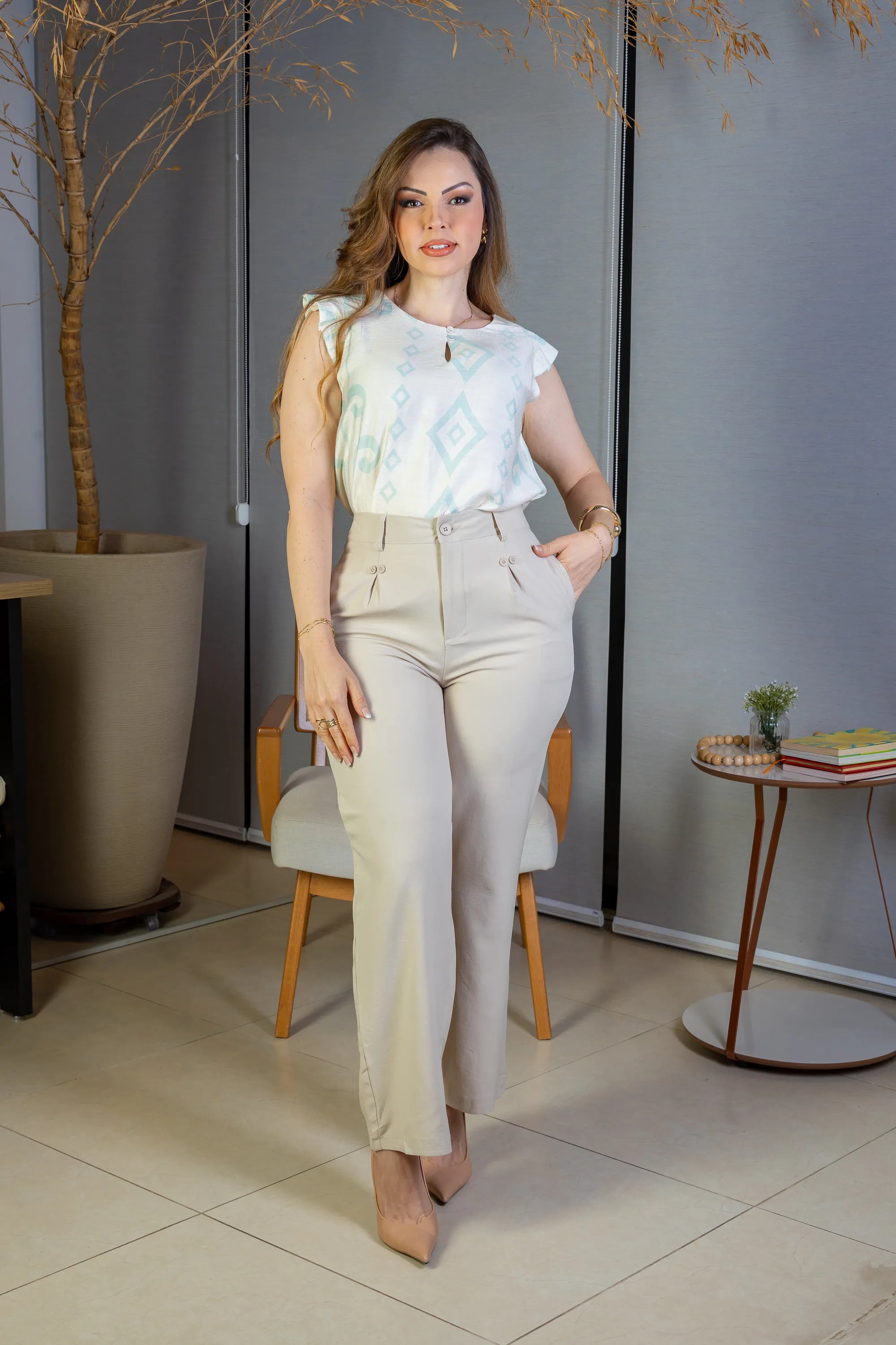 Conjunto: Blusa Regata Babados Sheila Visco Brise Estampada Azul Claro + Calça Pantalona Detalhe Botões Crepe Alfaiataria Larissa Bege