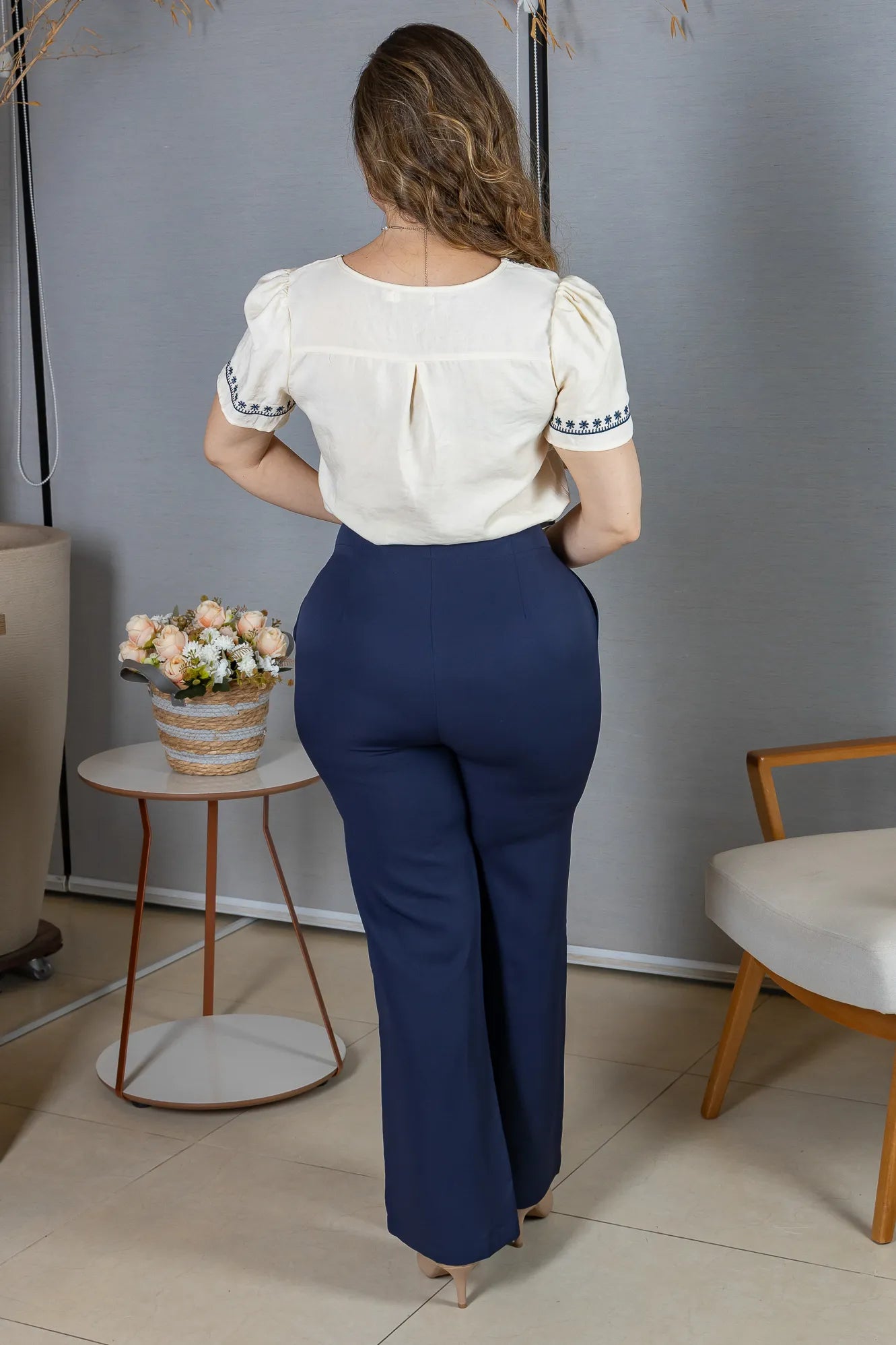 Blusa Manga Curta Decote em "V" Bordado em Visco Rustic Mara Creme