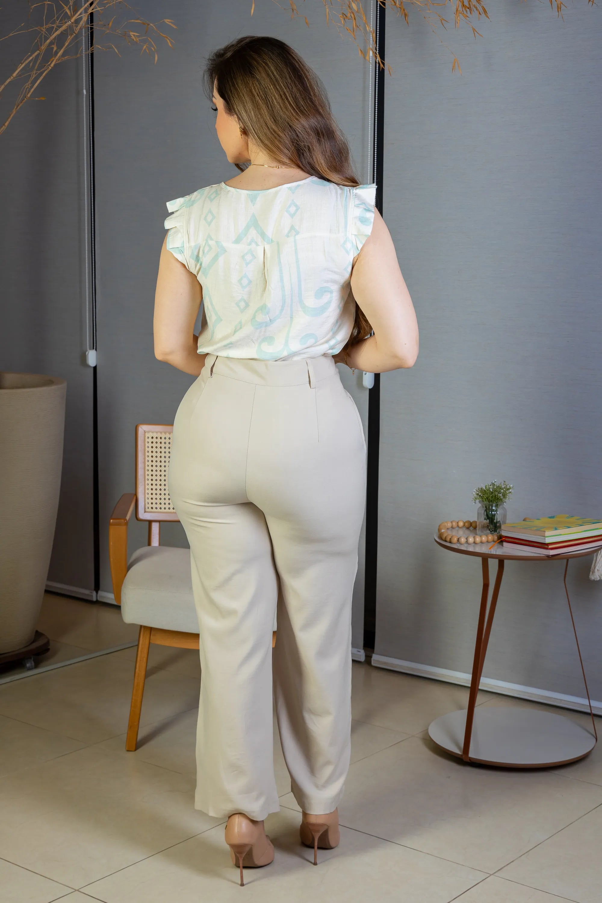 Conjunto: Blusa Regata Babados Sheila Visco Brise Estampada Azul Claro + Calça Pantalona Detalhe Botões Crepe Alfaiataria Larissa Bege