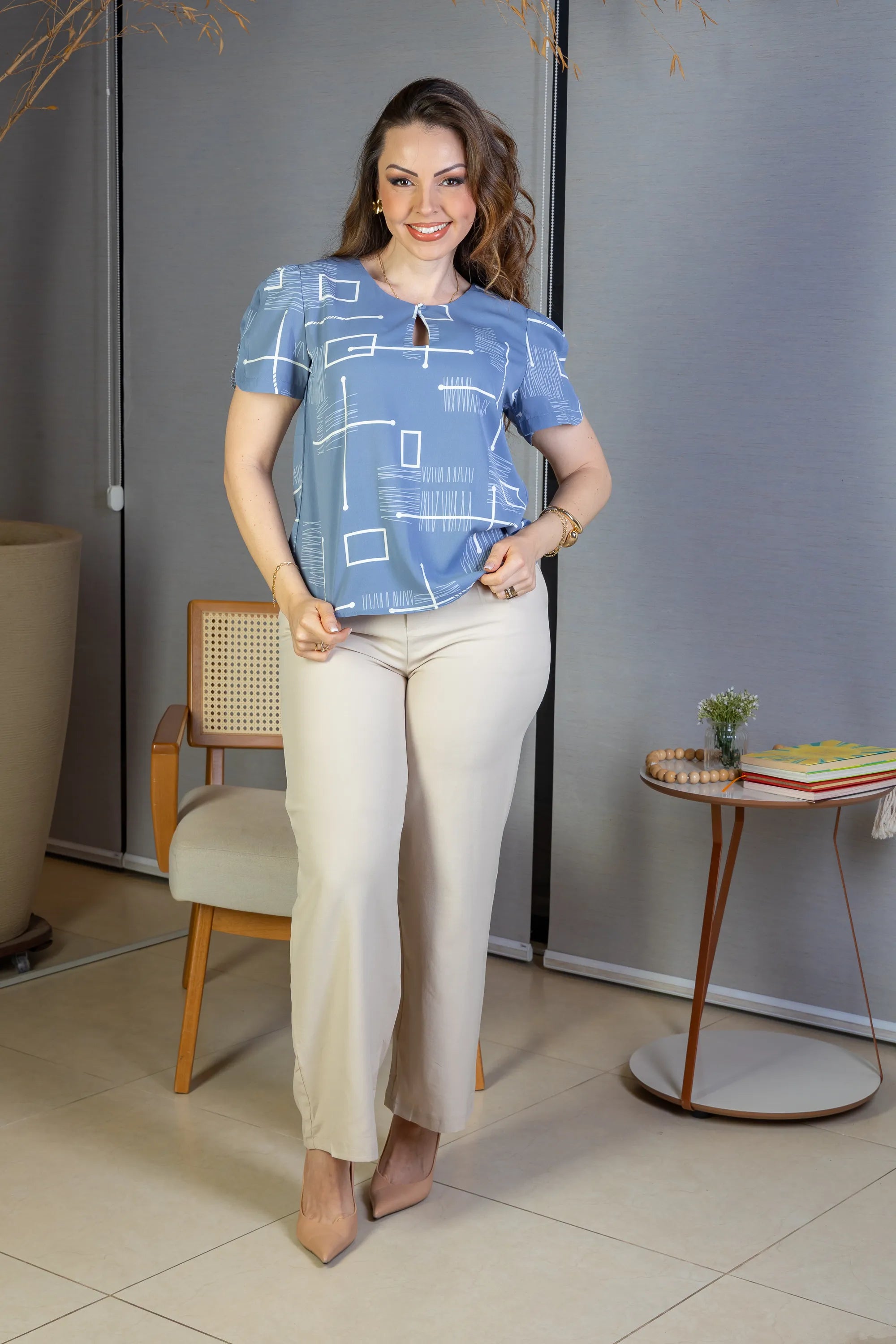 Blusa Manga Curta Colo Detalhe Botão Crepe Classic Samara Estampada Azul