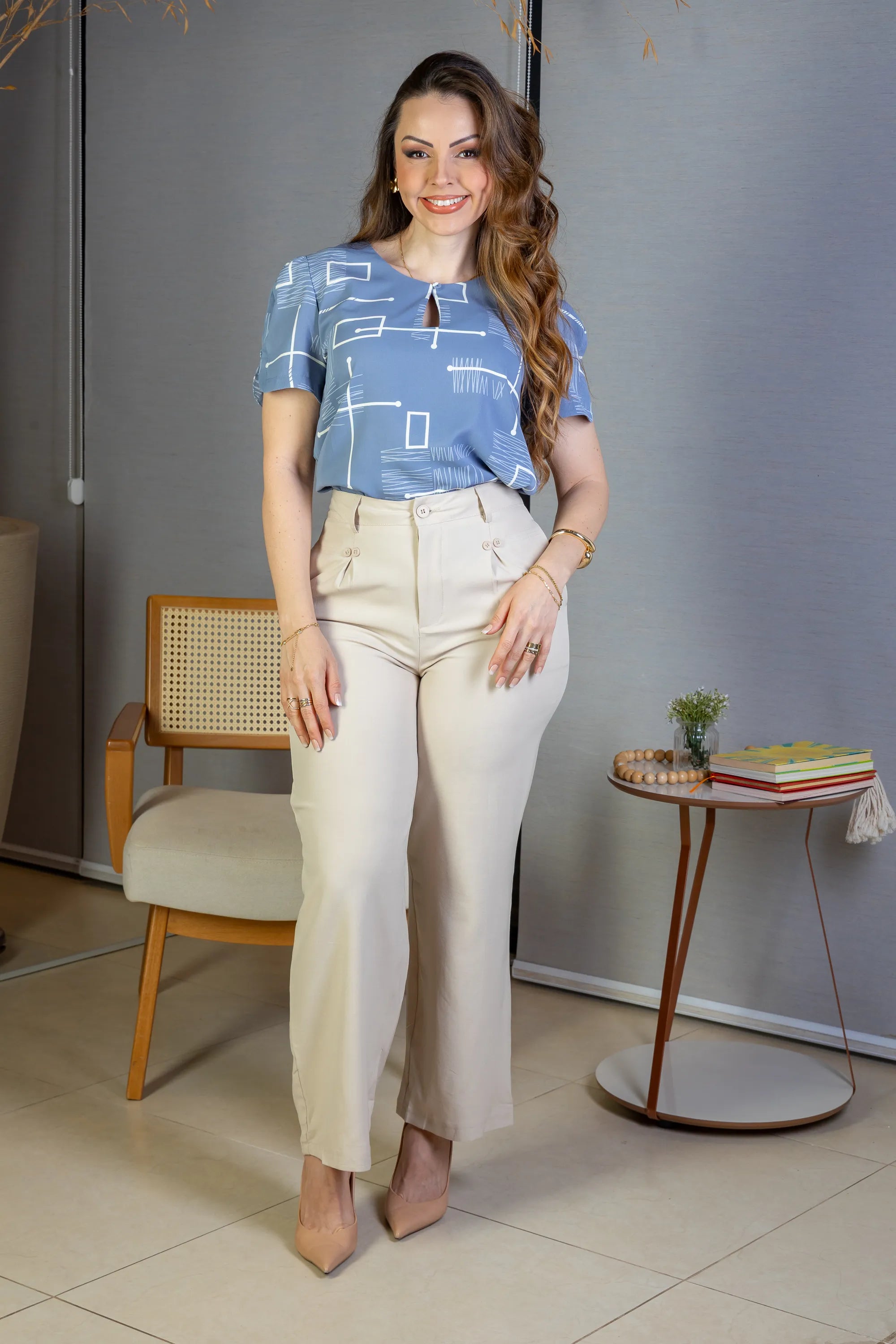 Blusa Manga Curta Colo Detalhe Botão Crepe Classic Samara Estampada Azul