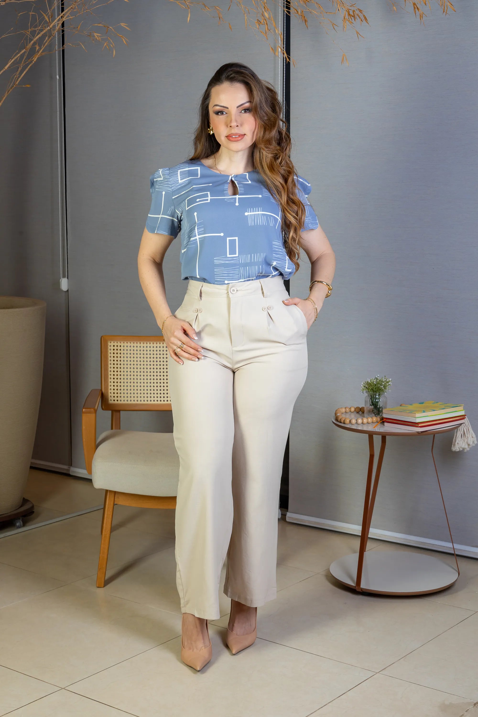 Blusa Manga Curta Colo Detalhe Botão Crepe Classic Samara Estampada Azul