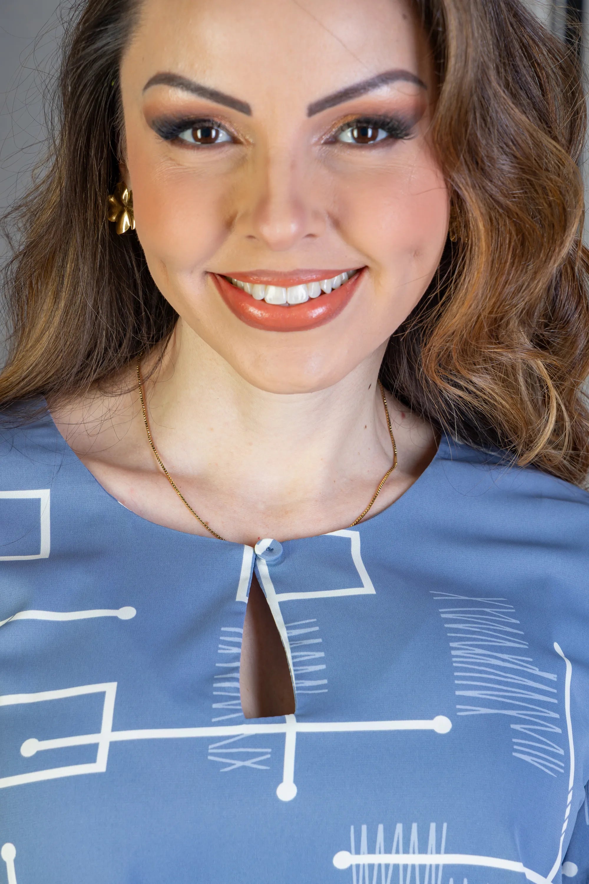 Blusa Manga Curta Colo Detalhe Botão Crepe Classic Samara Estampada Azul