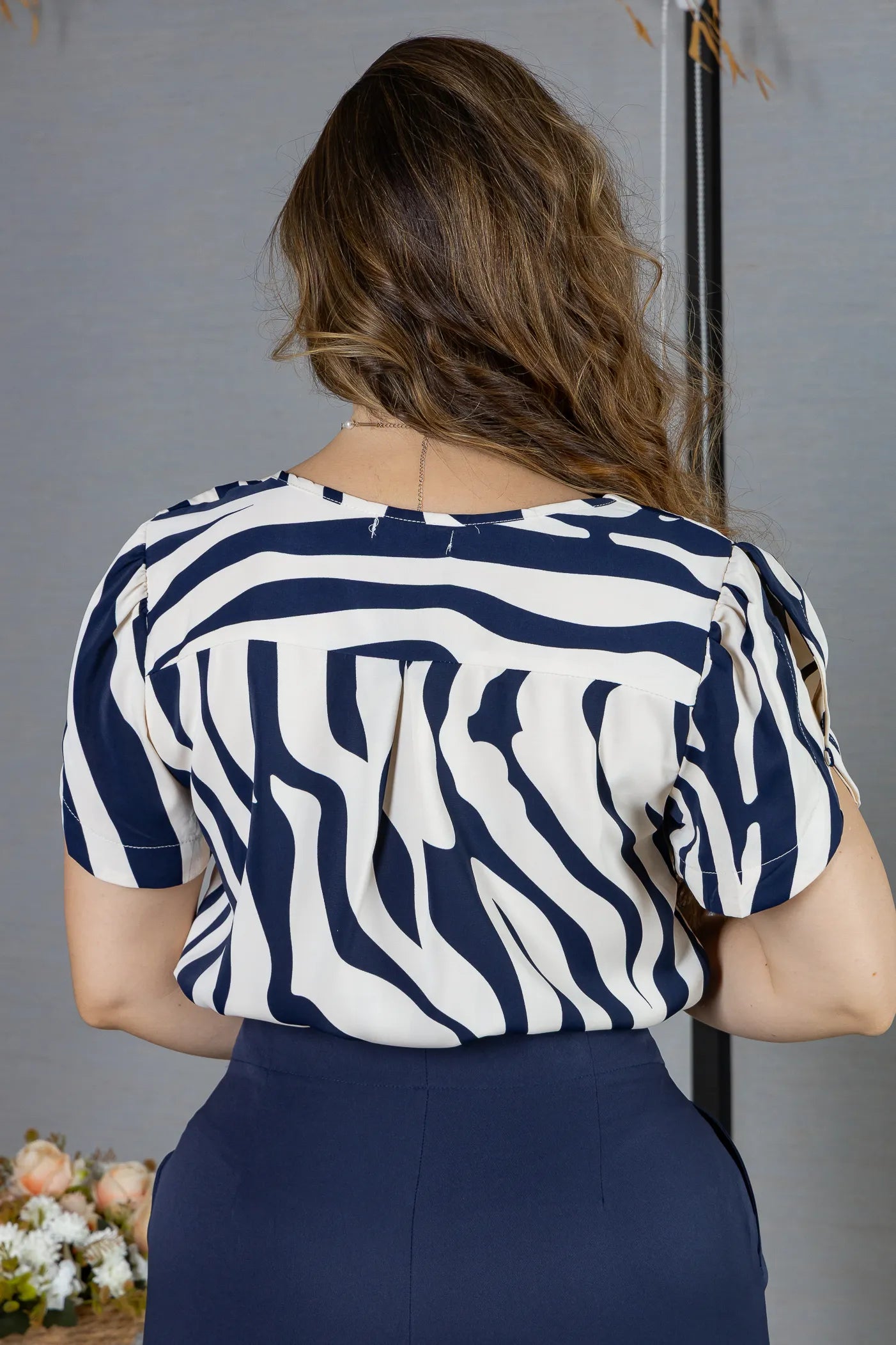 Blusa Manga Curta em Crepe Classic Estampada com Detalhe em Botão Bella Azul Marinho