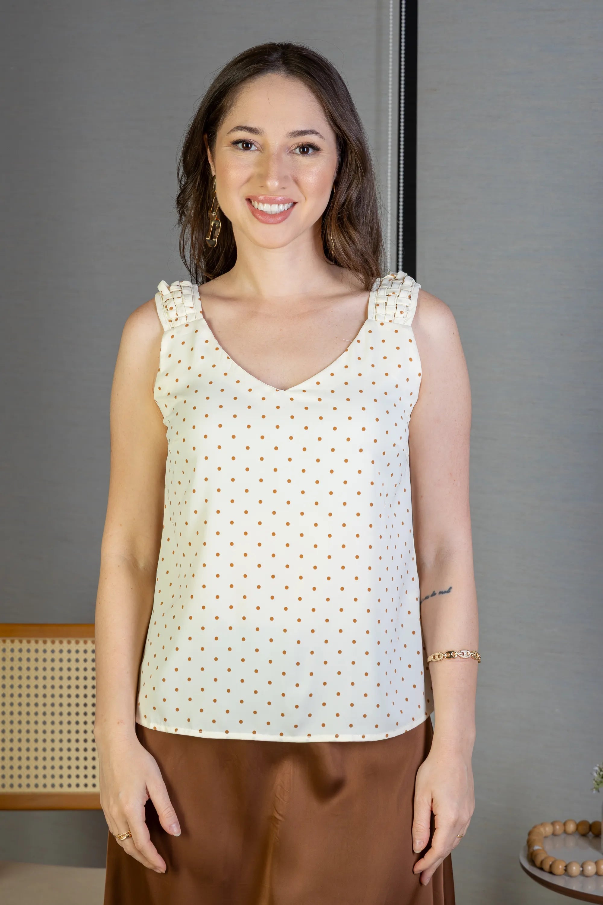 Blusa Regata Detalhe Alça Estampada Poá Crepe Classic Isabel Creme