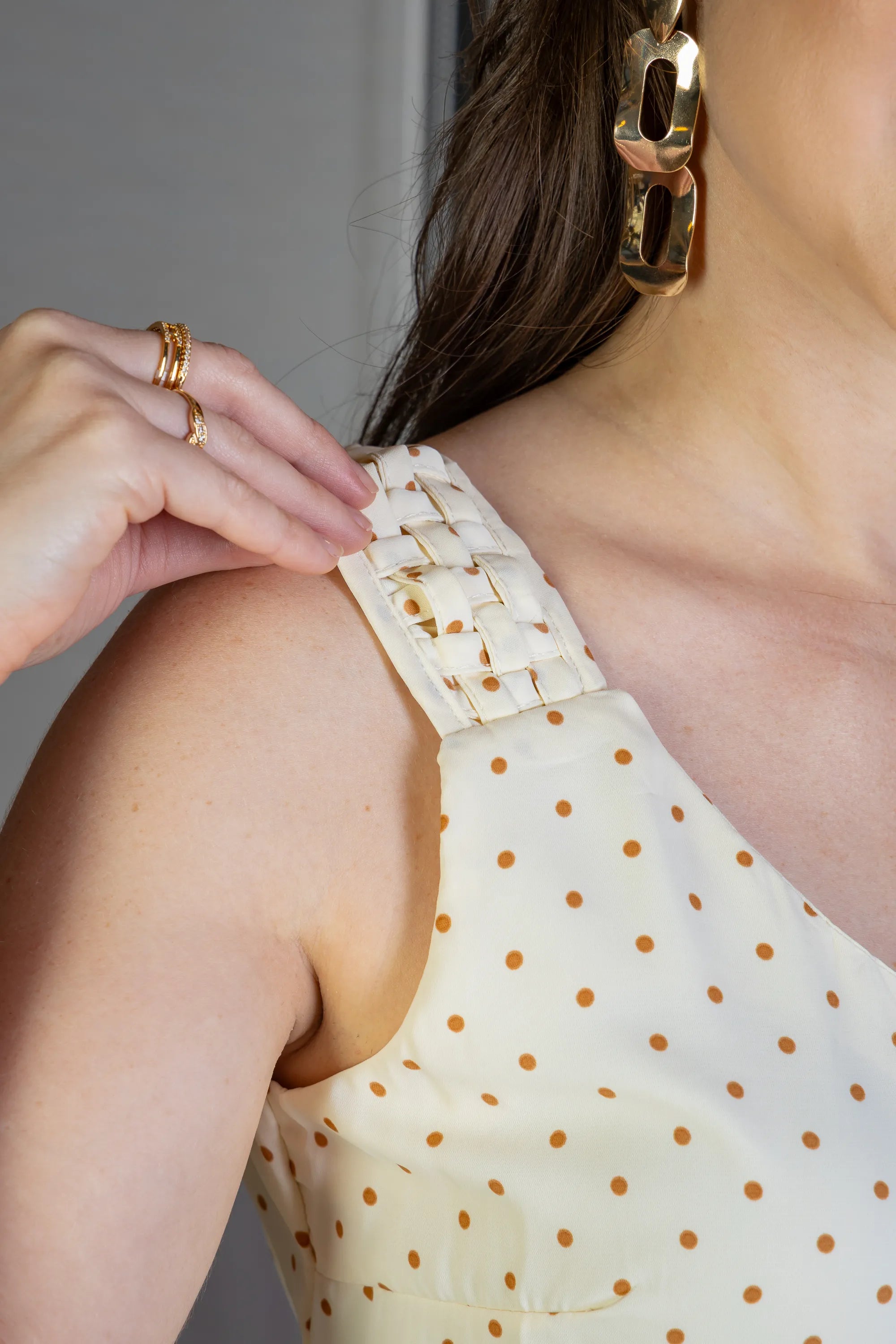 Blusa Regata Detalhe Alça Estampada Poá Crepe Classic Isabel Creme