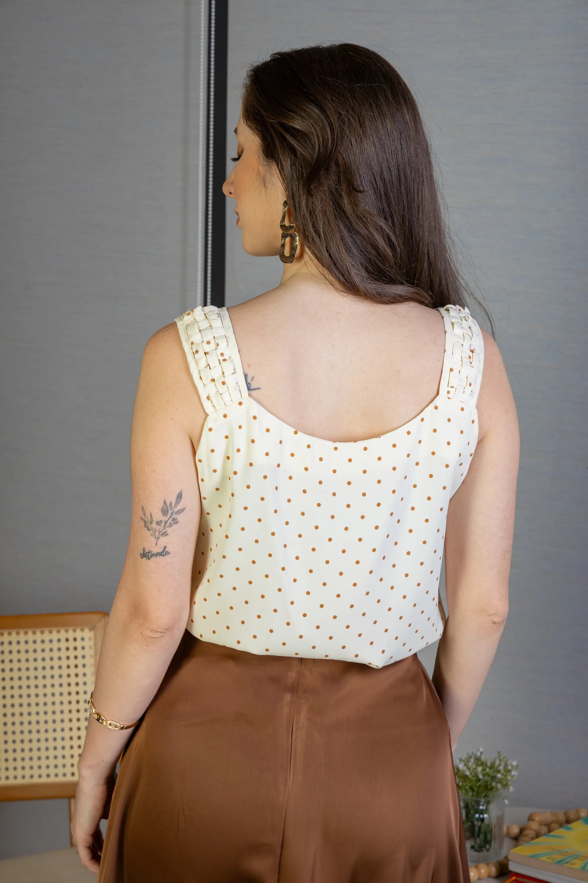 Blusa Regata Detalhe Alça Estampada Poá Crepe Classic Isabel Creme