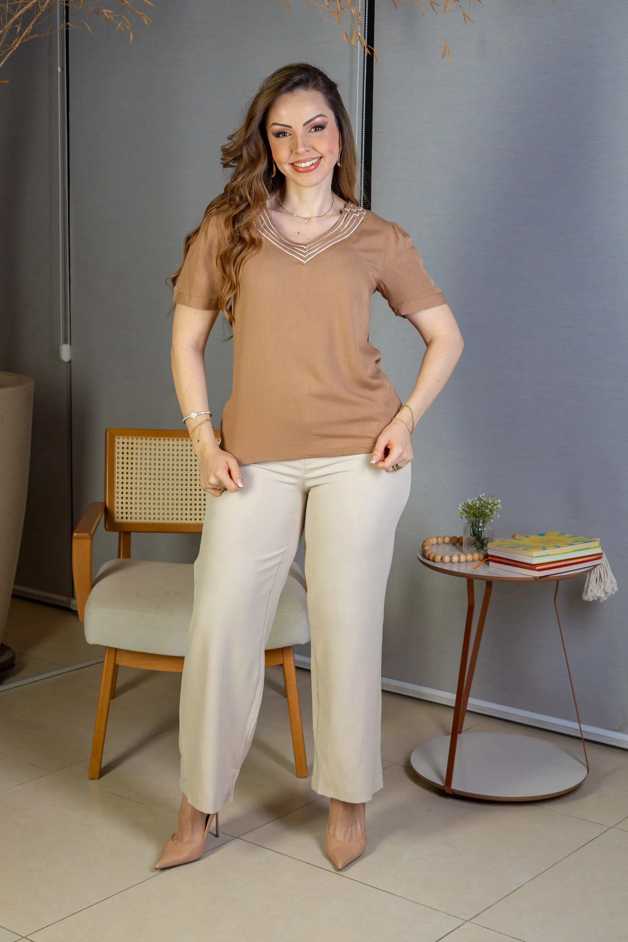 Blusa Manga Curta Detalhe Decote "V" Visco-Linho Marília Marrom