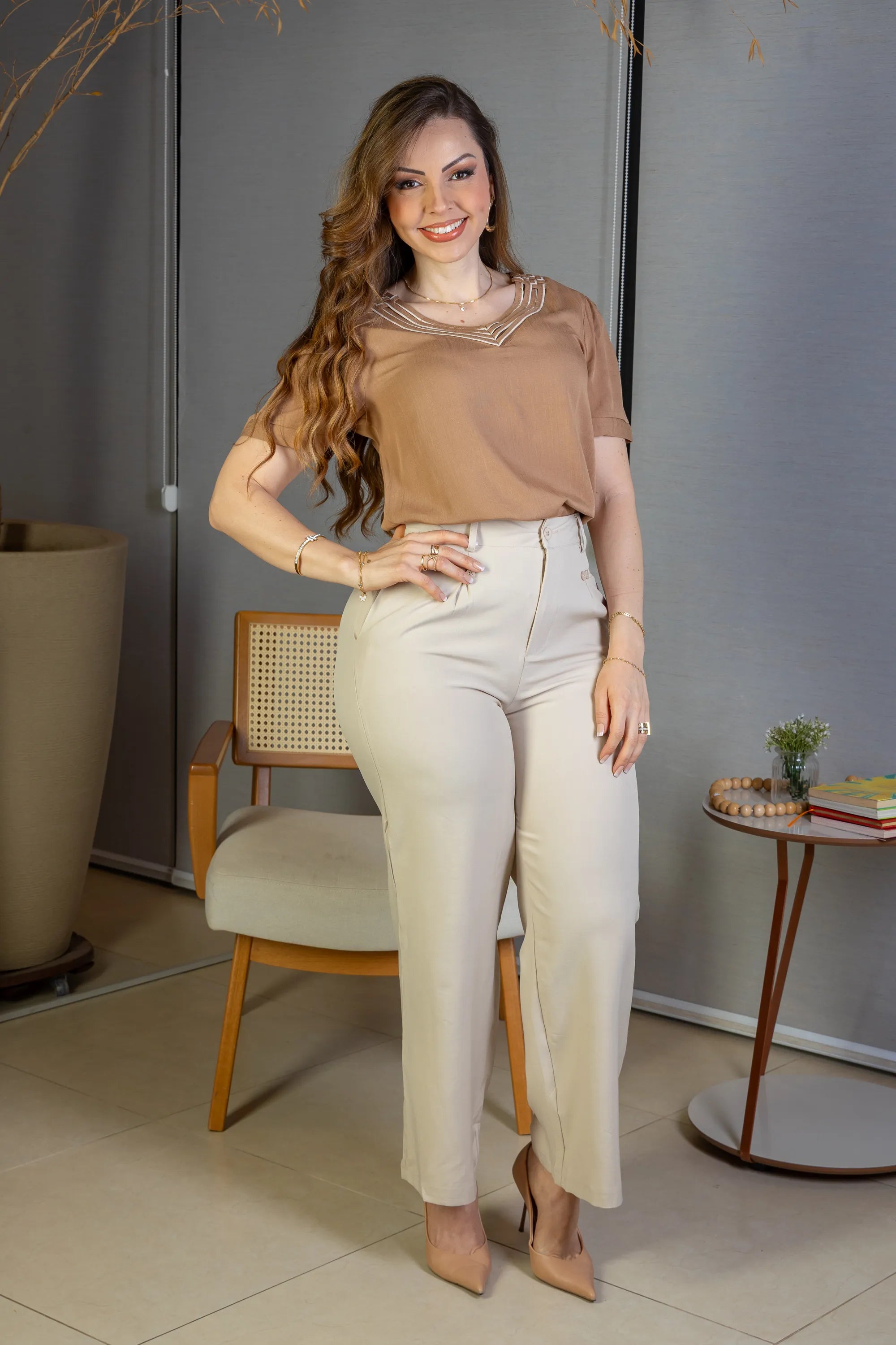 Blusa Manga Curta Detalhe Decote "V" Visco-Linho Marília Marrom