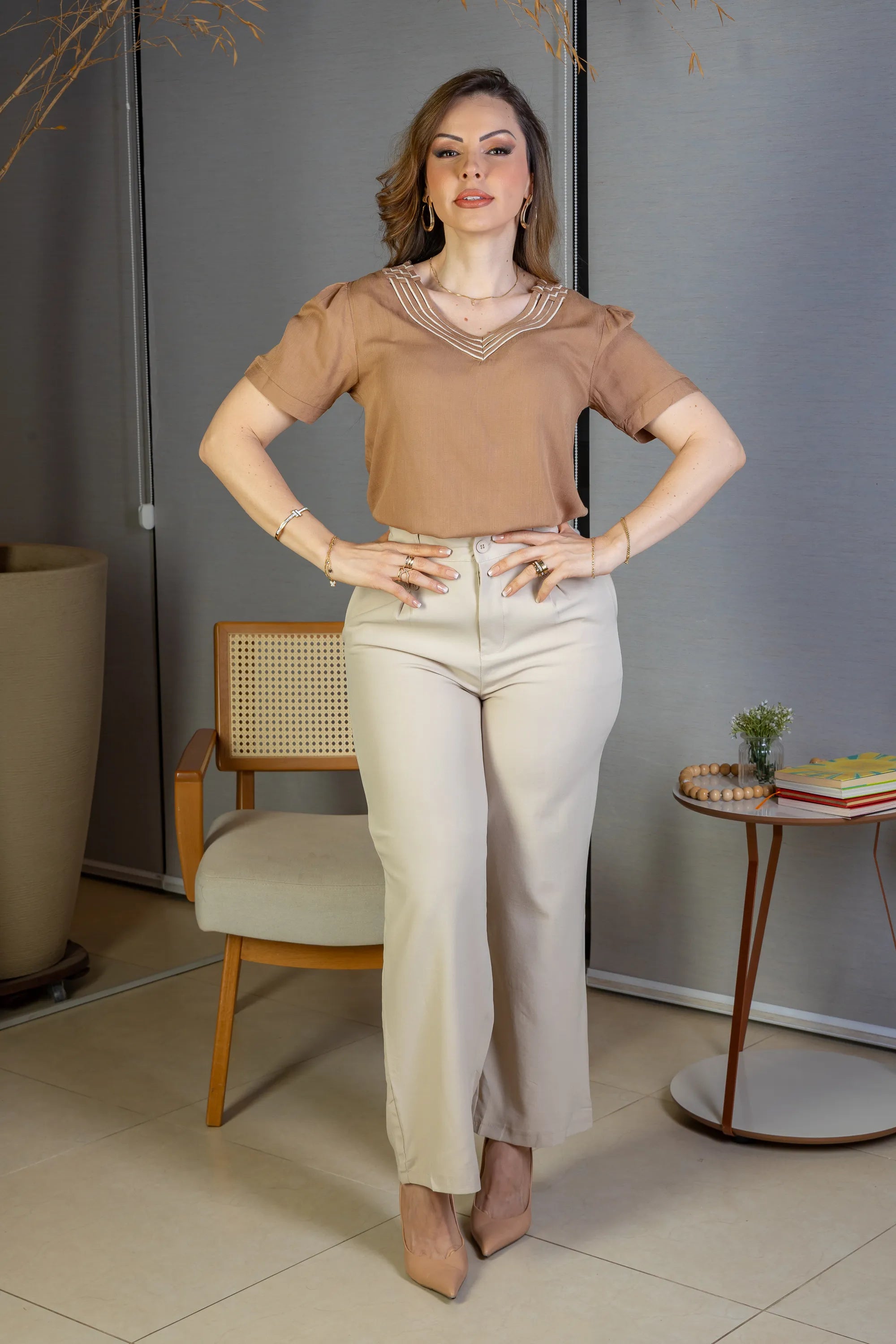 Blusa Manga Curta Detalhe Decote "V" Visco-Linho Marília Marrom