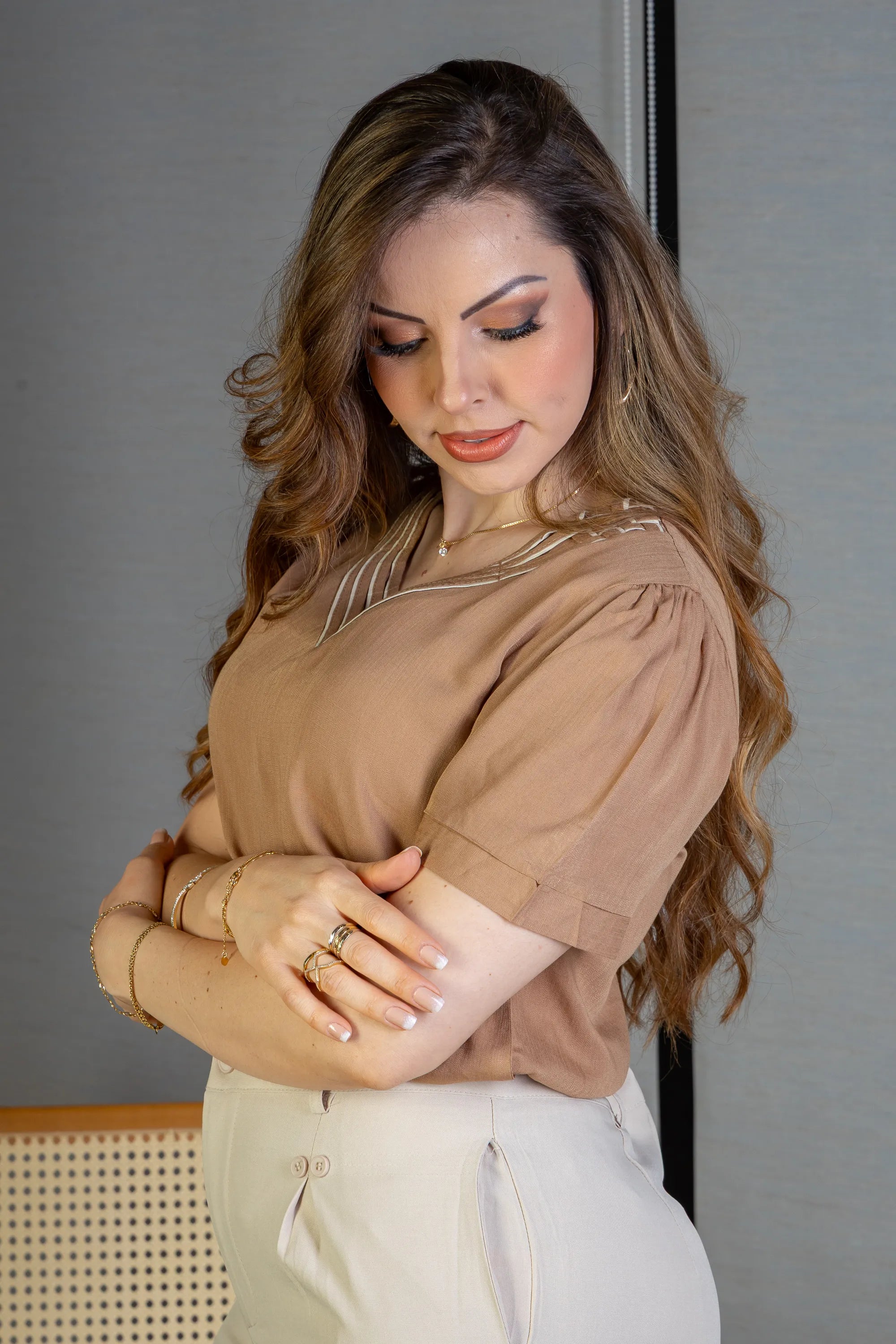 Blusa Manga Curta Detalhe Decote "V" Visco-Linho Marília Marrom