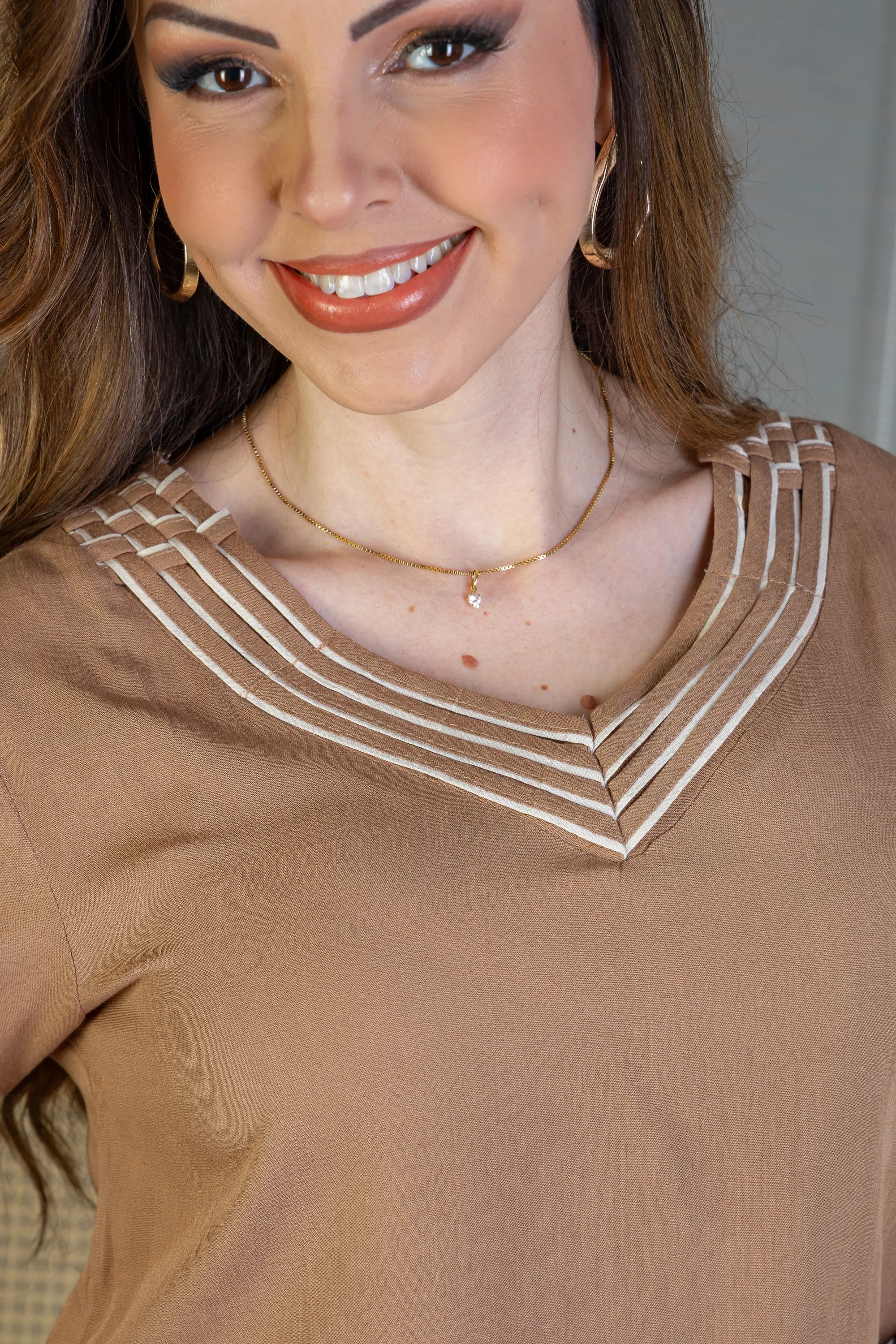 Blusa Manga Curta Detalhe Decote "V" Visco-Linho Marília Marrom