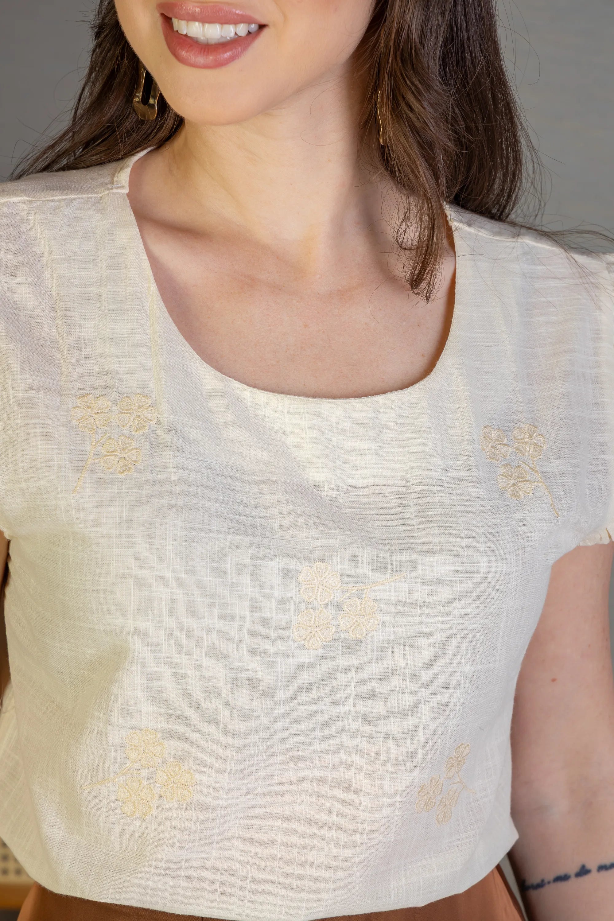 Blusa Manga Curta Em Algodão Textura Laise Michelle Bege