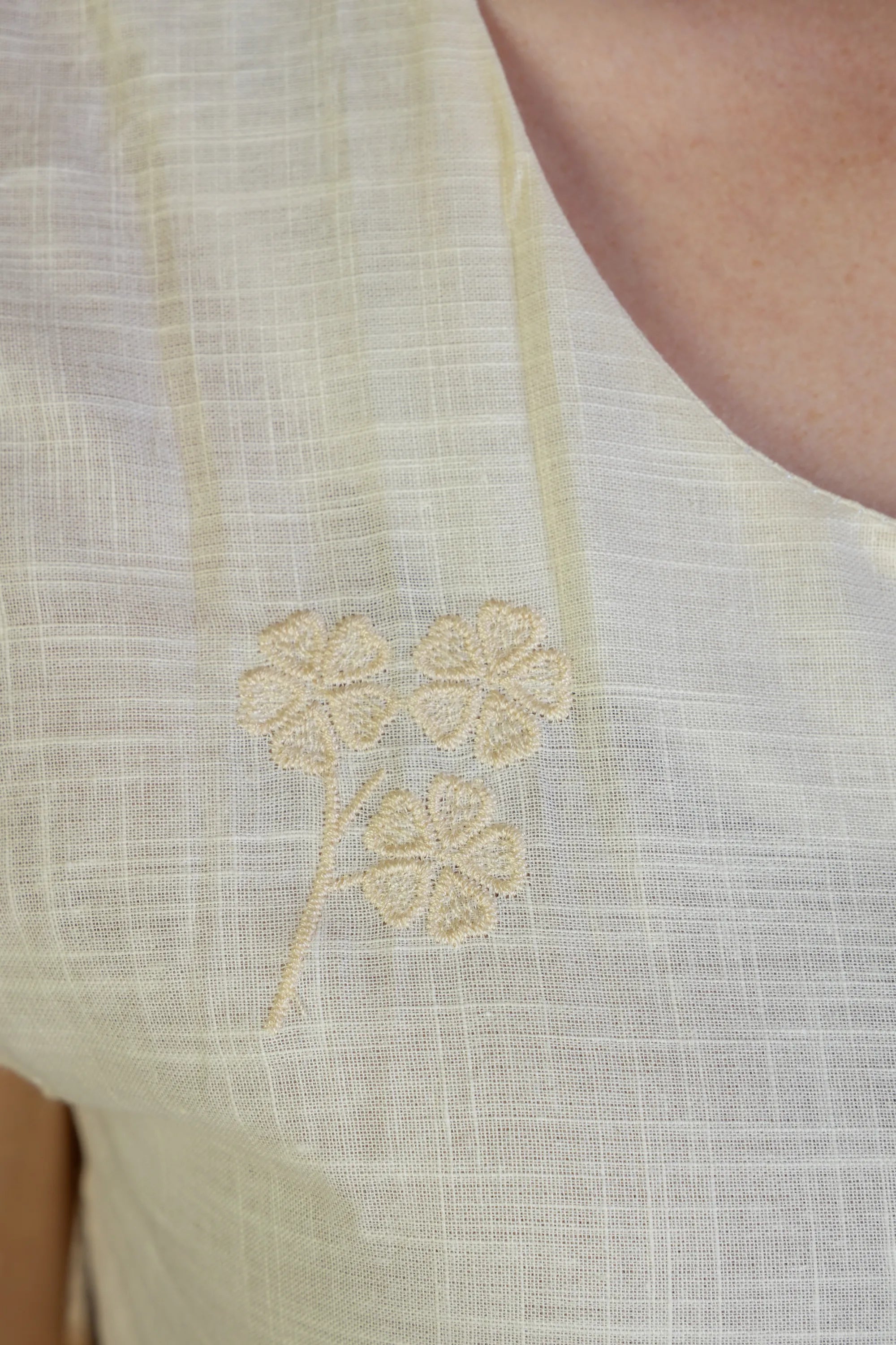 Blusa Manga Curta Em Algodão Textura Laise Michelle Bege