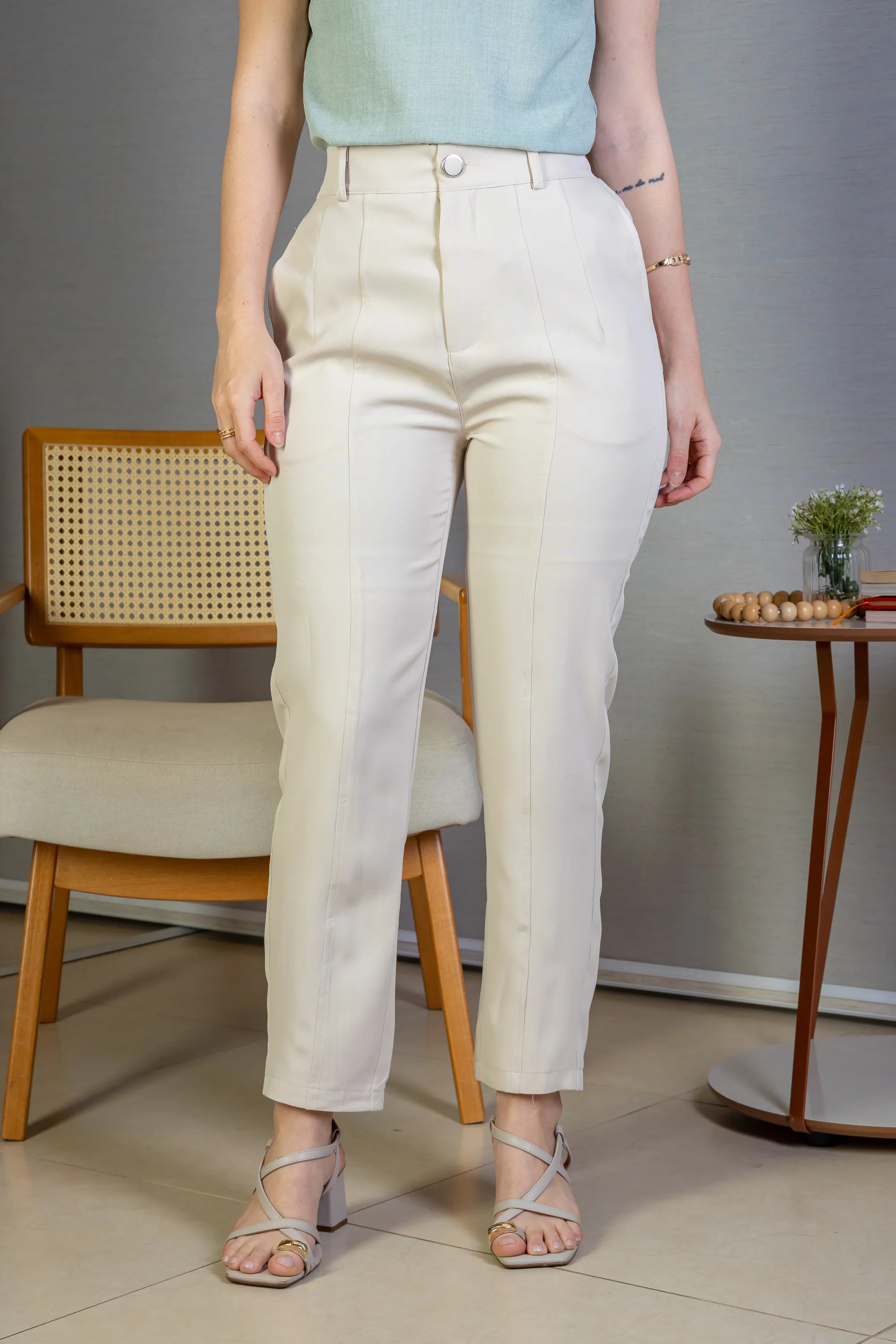 Calça Corte Reto Detalhe Botão Encapado Em Crepe Milano Maria Creme