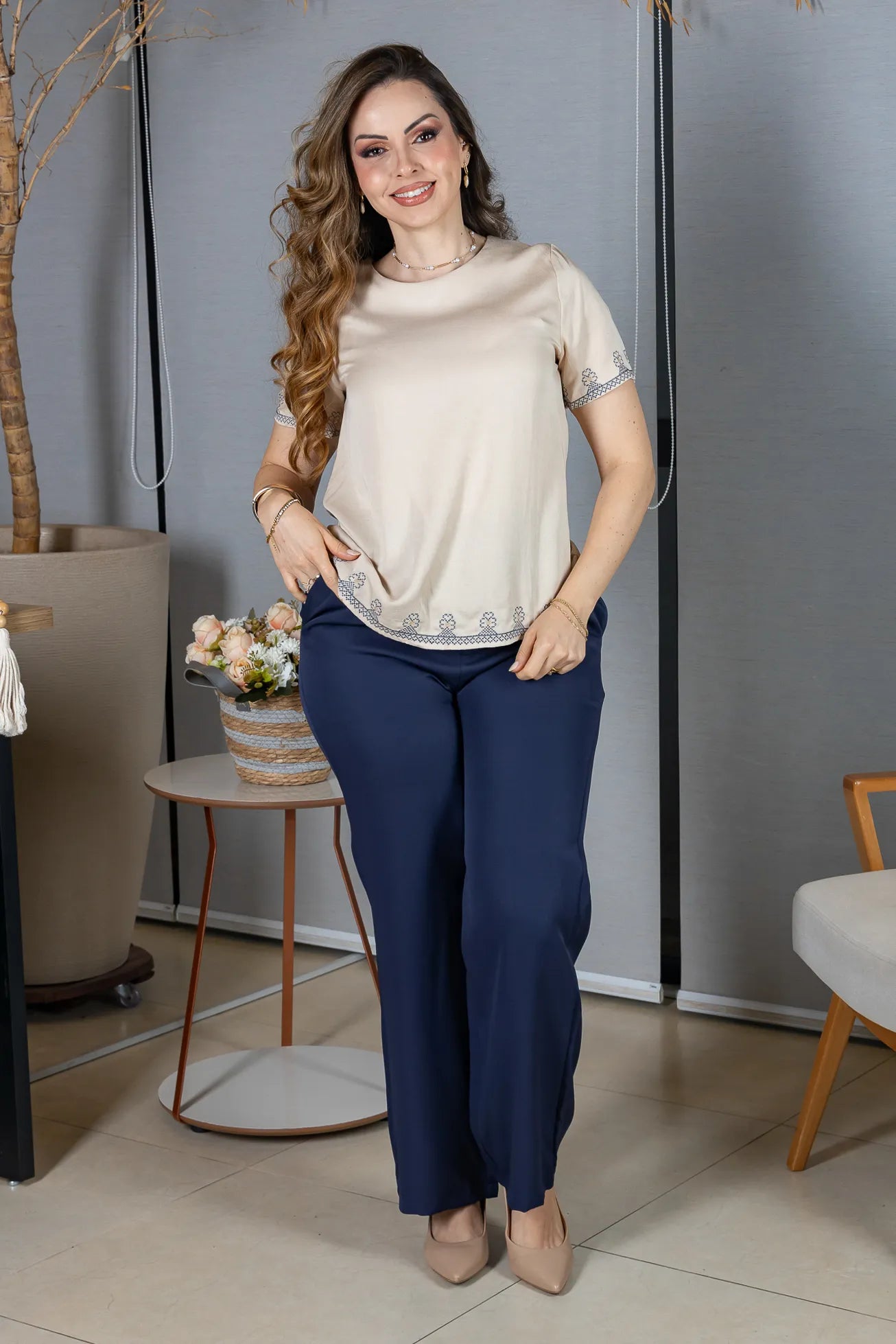 Blusa Manga Curta em Visco Mix com Detalhes Bordados Graziela Bege