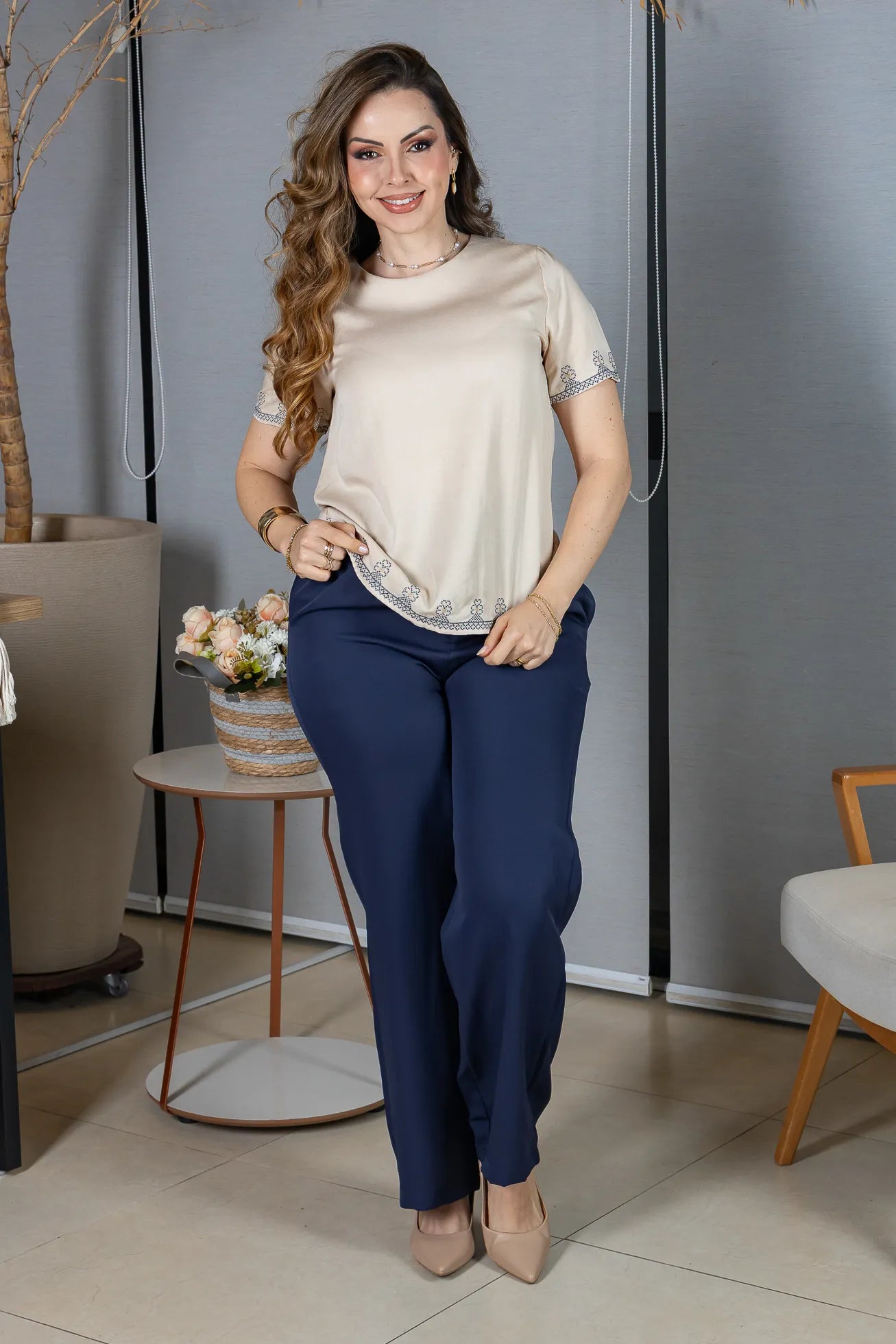 Blusa Manga Curta em Visco Mix com Detalhes Bordados Graziela Bege