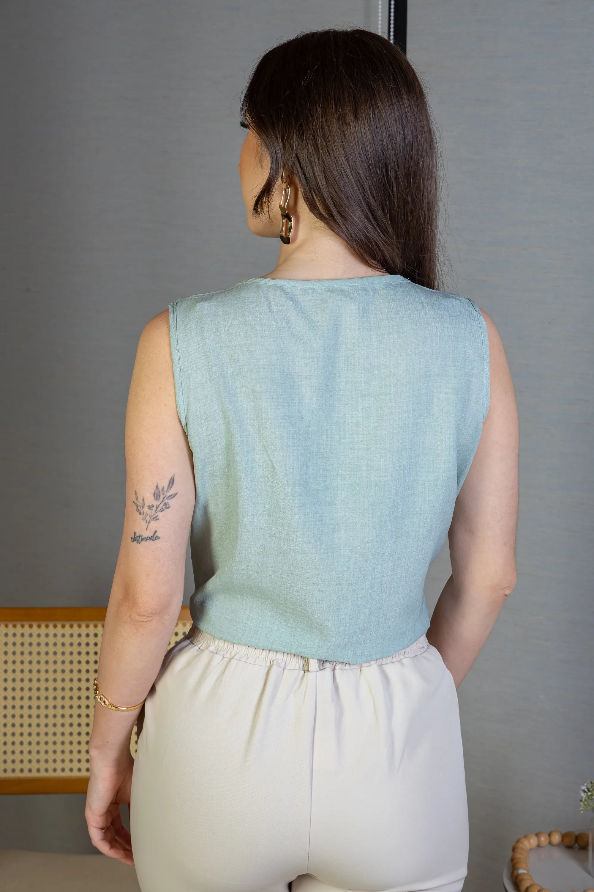 Blusa Regata Decote "V" Detalhe Trançado Em Visco Soft Liliane Verde