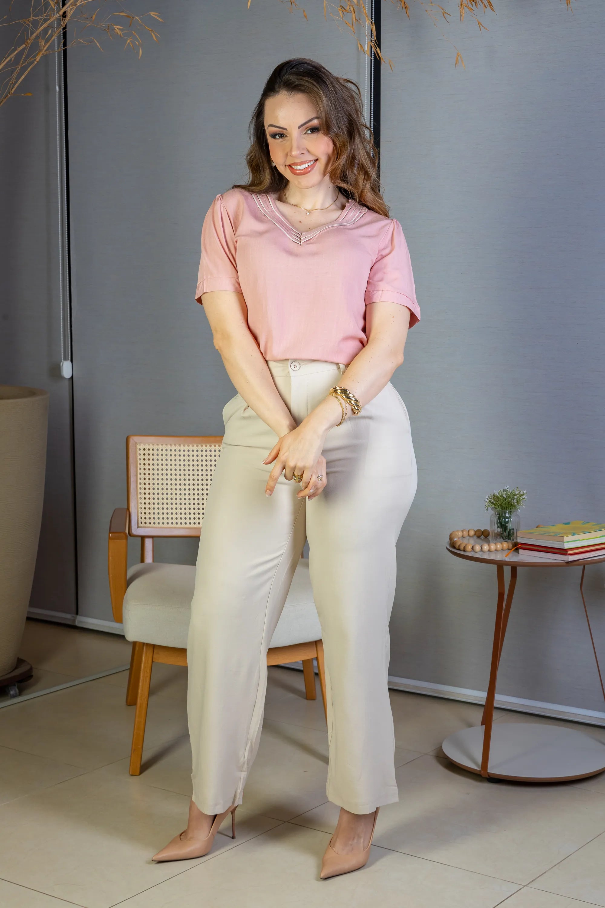 Conjunto: Blusa Manga Curta Detalhe Decote "V" Visco-Linho Marília Rosa + Calça Pantalona Detalhe Botões Crepe Alfaiataria Larissa Bege