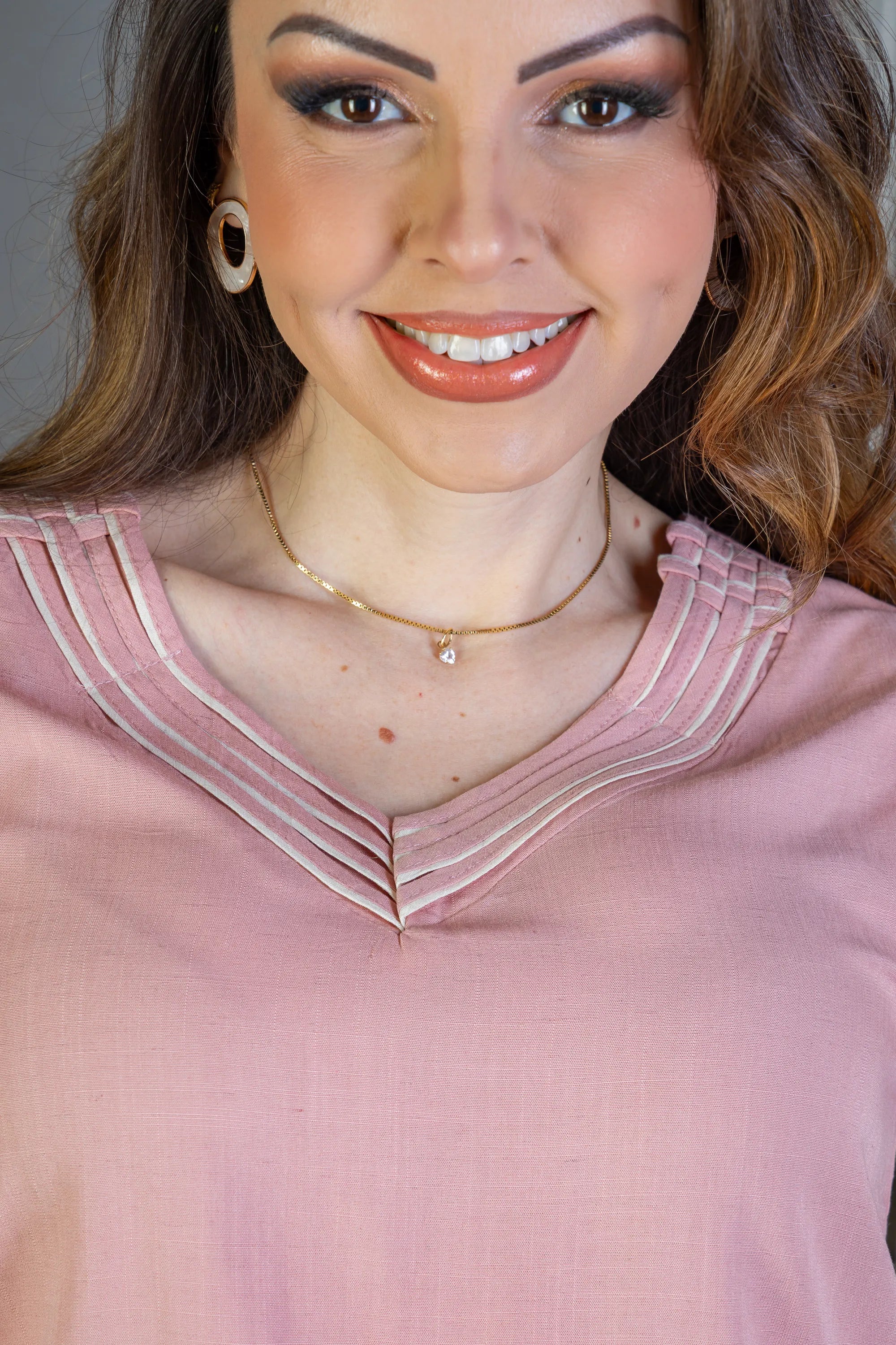 Blusa Manga Curta Detalhe Decote "V" Visco-Linho Marília Rosa