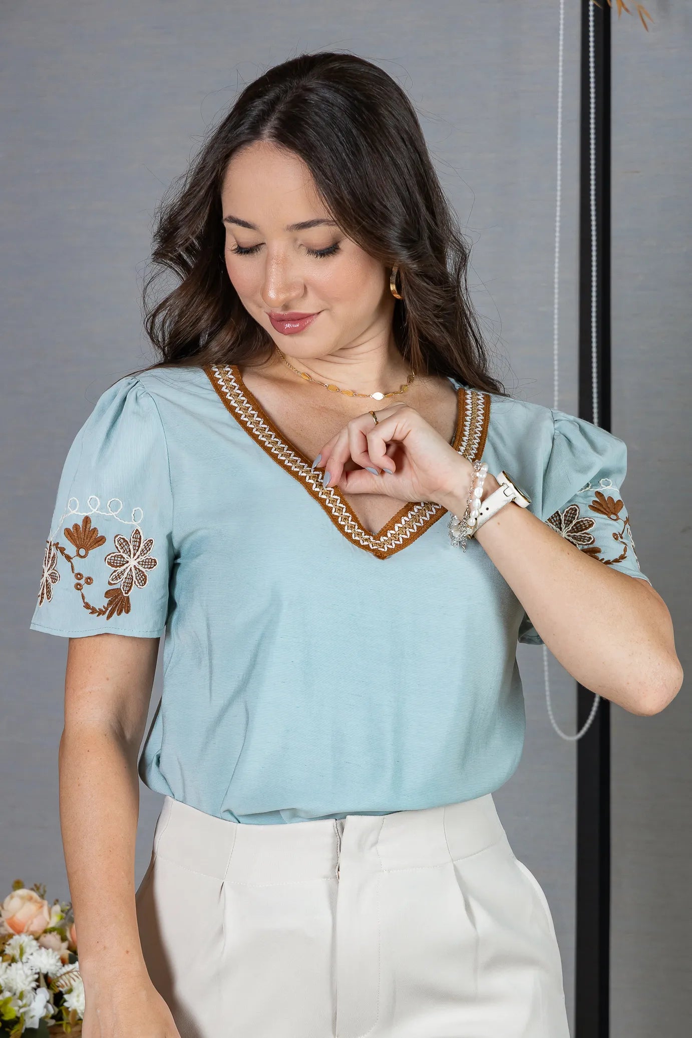 Blusa Manga Curta em Visco Brise Decote em "V" com Bordados Florais Deise Azul
