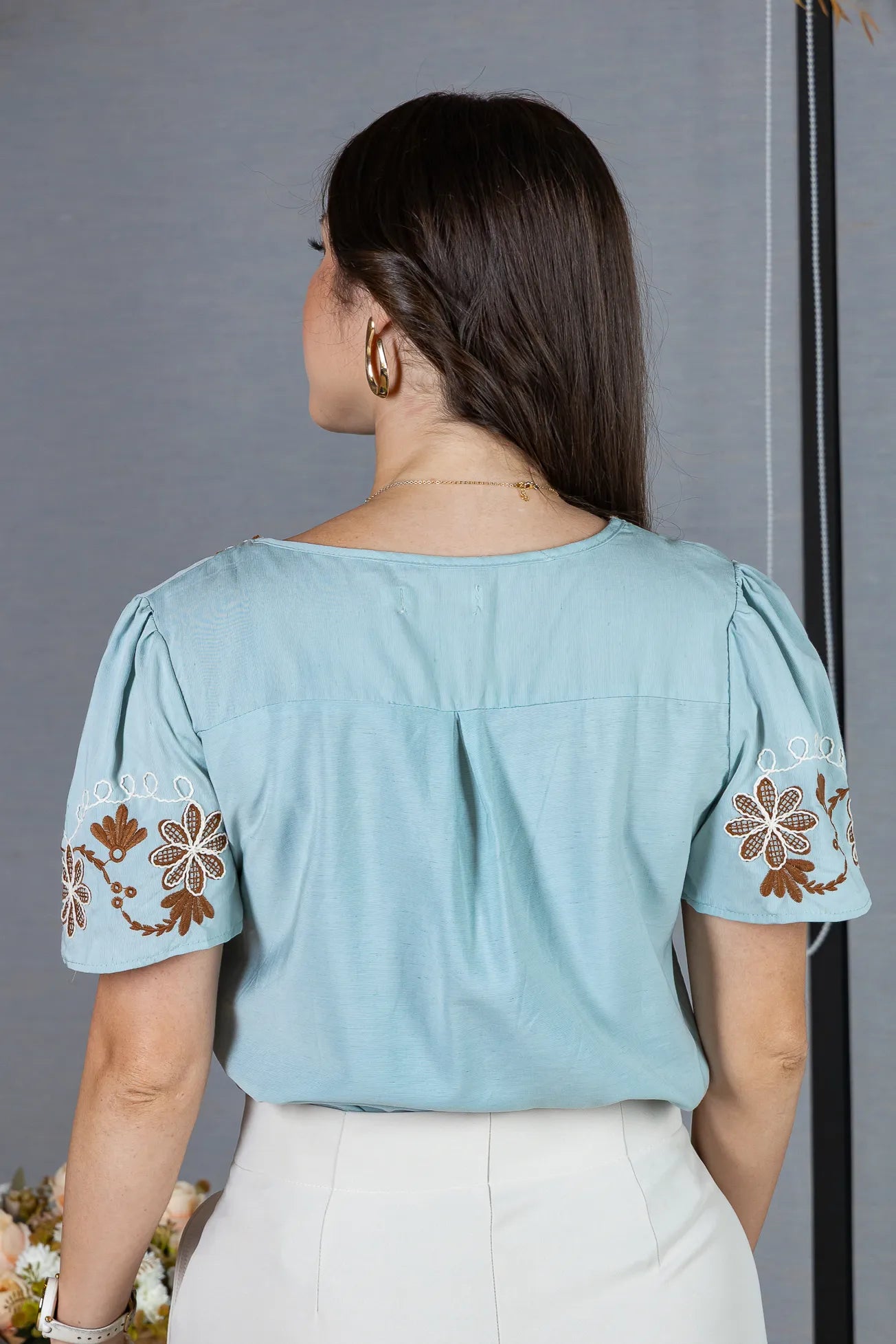 Blusa Manga Curta em Visco Brise Decote em "V" com Bordados Florais Deise Azul
