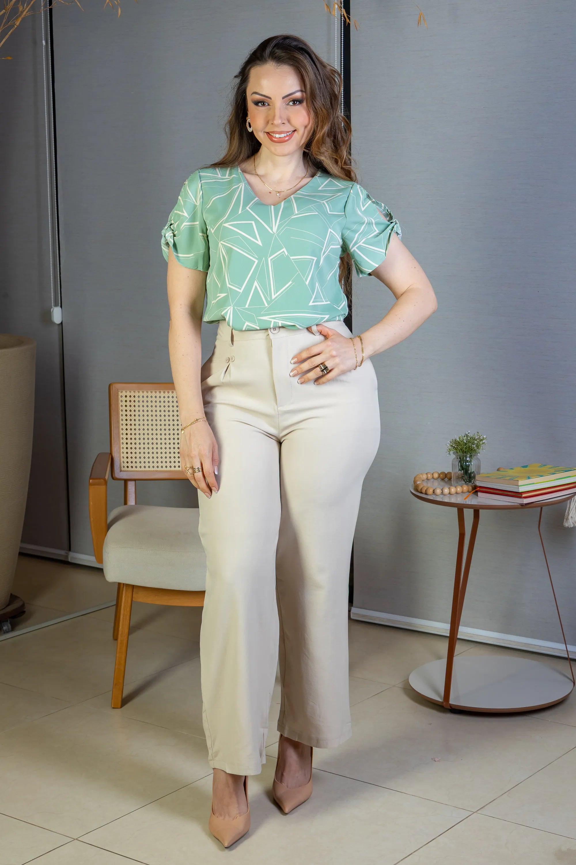 Conjunto: Blusa Manga Curta Decote "V" Crepe Classic Margot Estampada Verde + Calça Pantalona Detalhe Botões Crepe Alfaiataria Larissa Bege