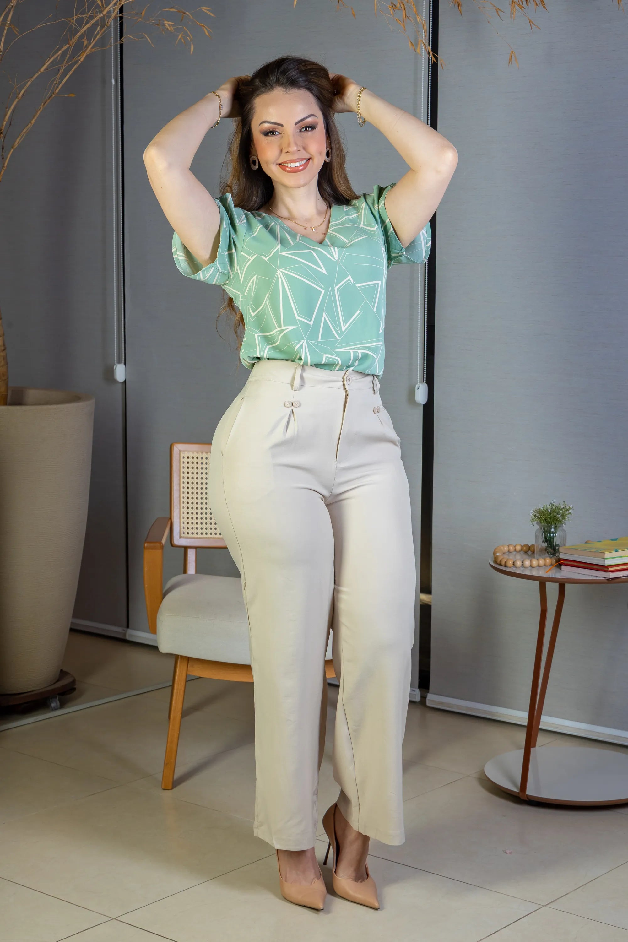 Conjunto: Blusa Manga Curta Decote "V" Crepe Classic Margot Estampada Verde + Calça Pantalona Detalhe Botões Crepe Alfaiataria Larissa Bege