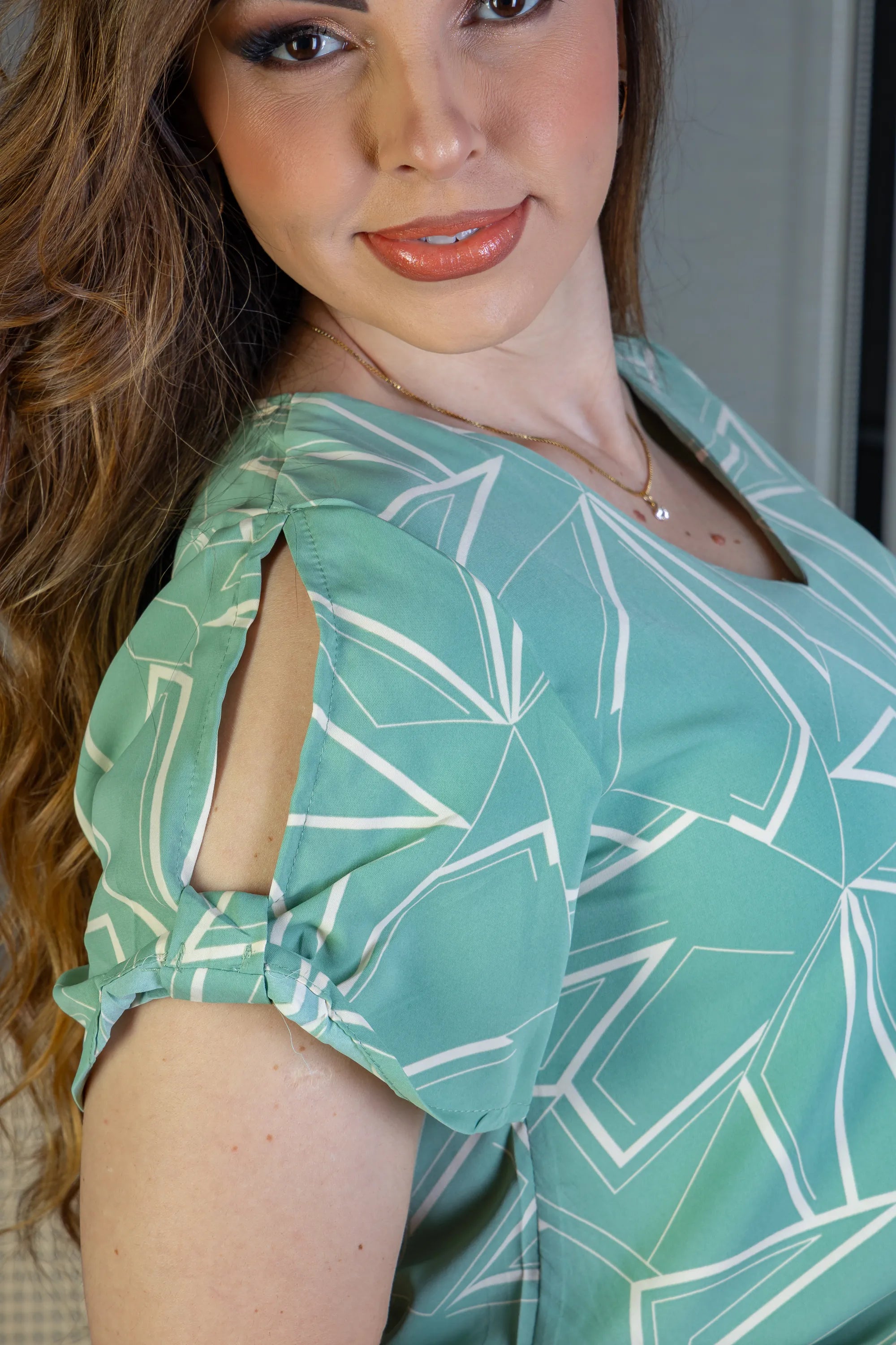 Blusa Manga Curta Decote "V" Crepe Classic Margot Estampada Verde