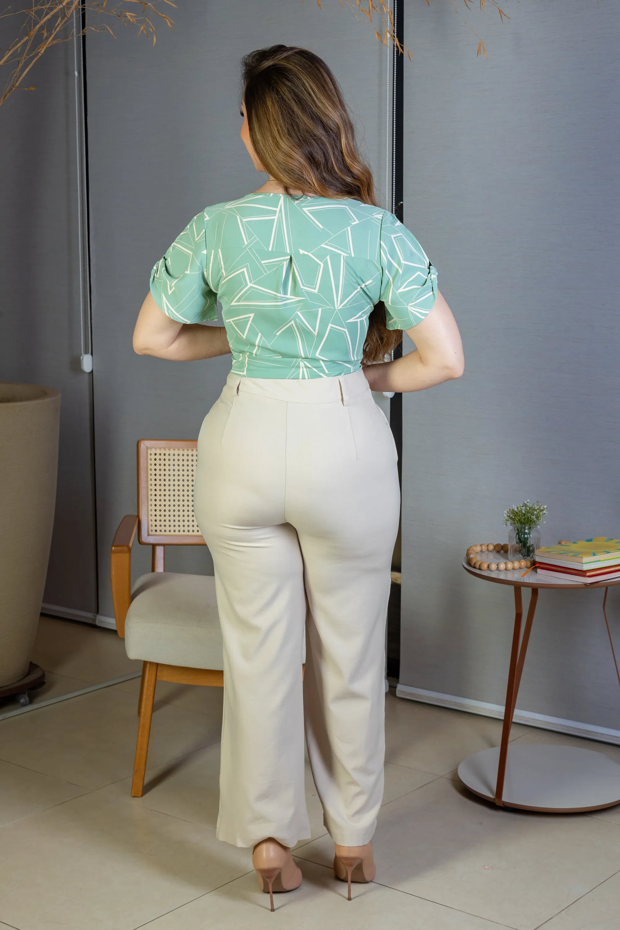 Conjunto: Blusa Manga Curta Decote "V" Crepe Classic Margot Estampada Verde + Calça Pantalona Detalhe Botões Crepe Alfaiataria Larissa Bege