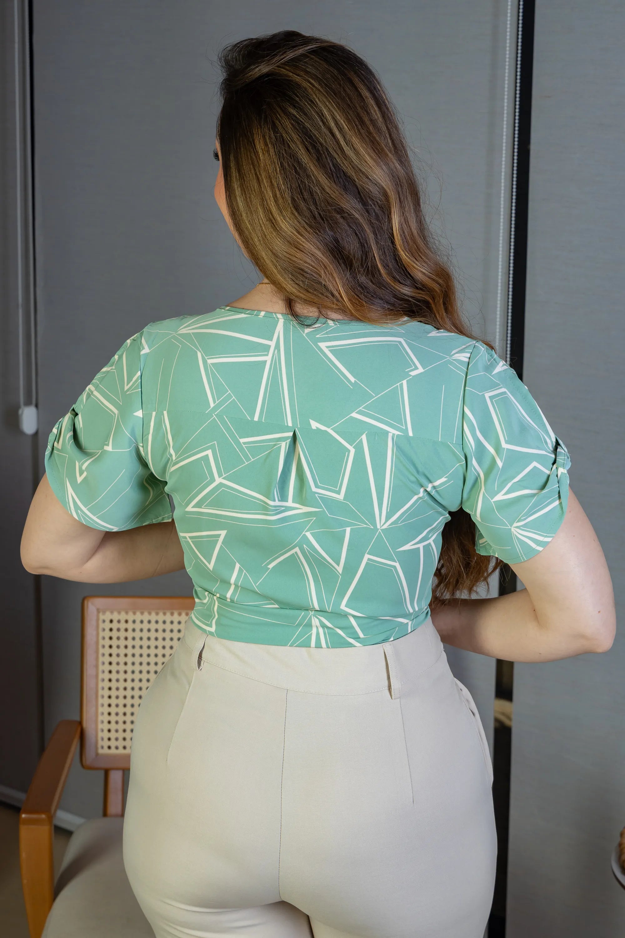 Blusa Manga Curta Decote "V" Crepe Classic Margot Estampada Verde