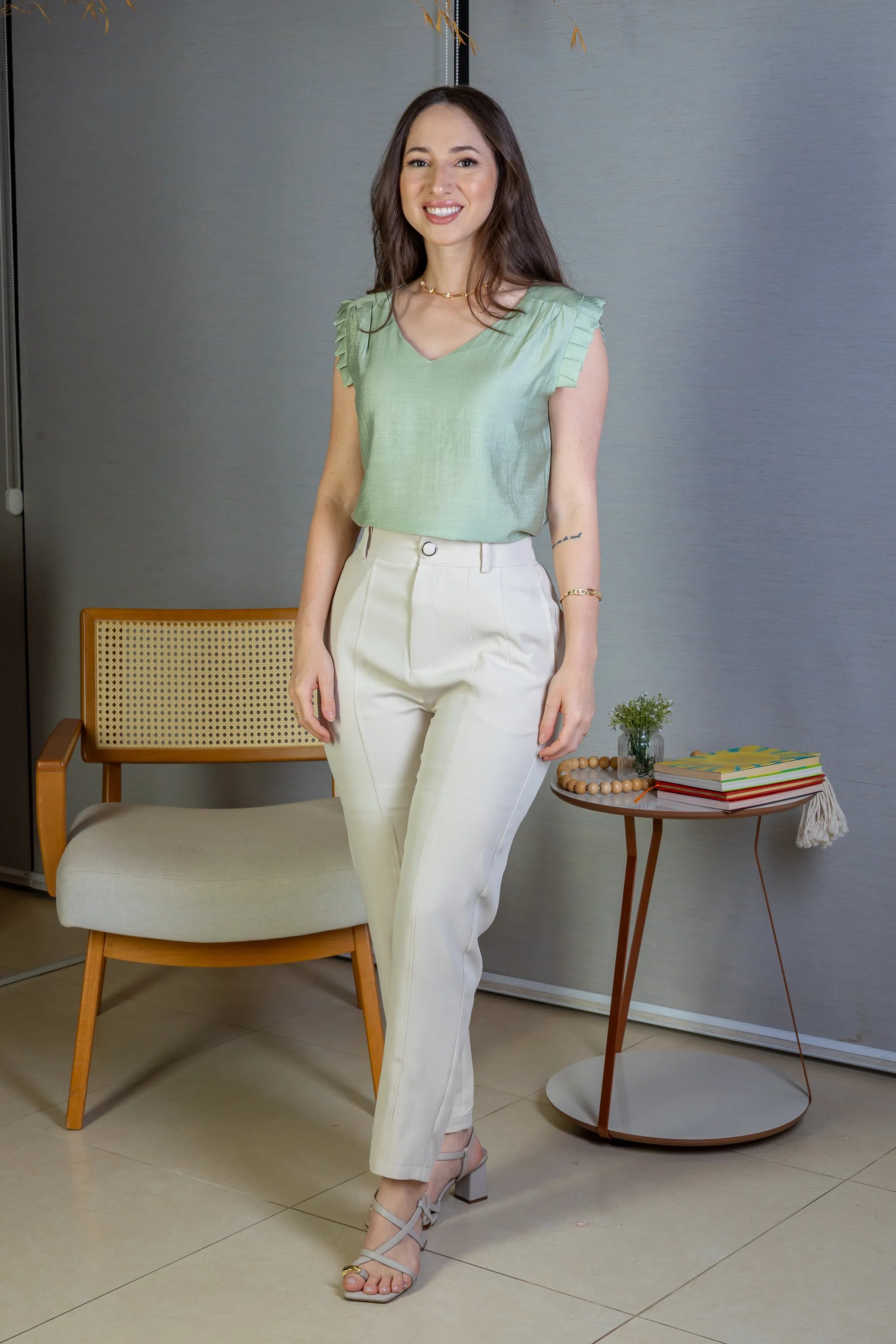 Blusa Regata Babados Decote "V" Em Viscolisse Joice Verde