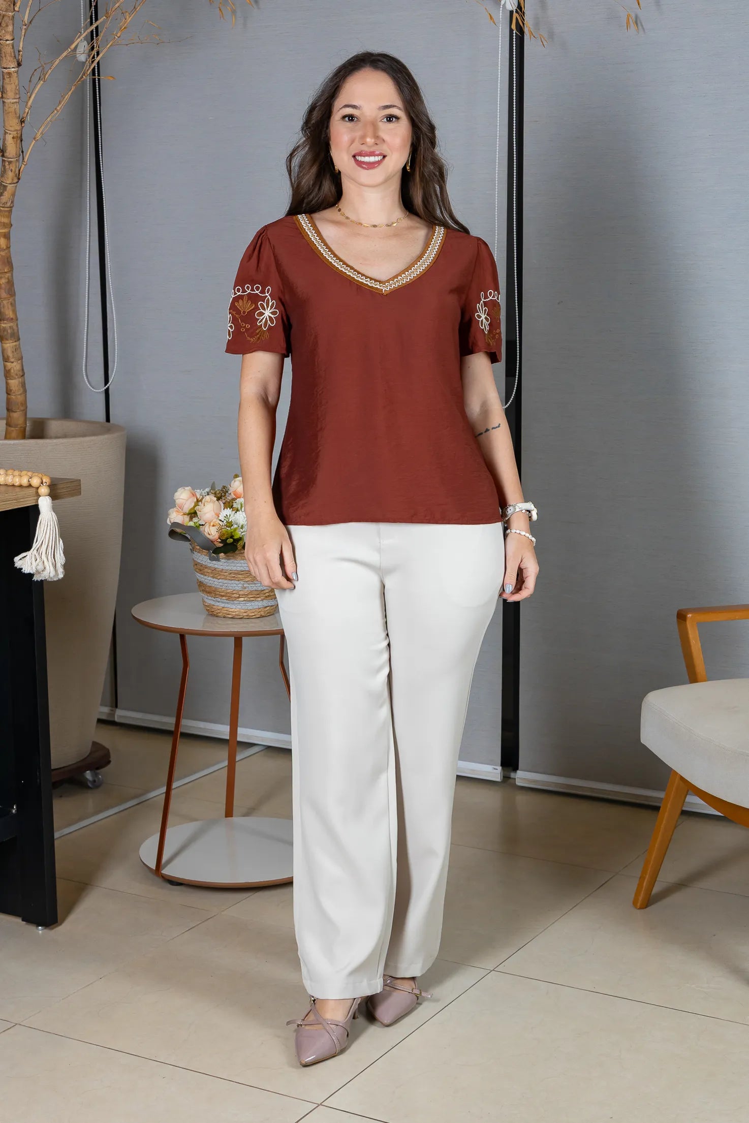 Blusa Manga Curta em Visco Brise Decote em "V" com Bordados Florais Deise Marsala