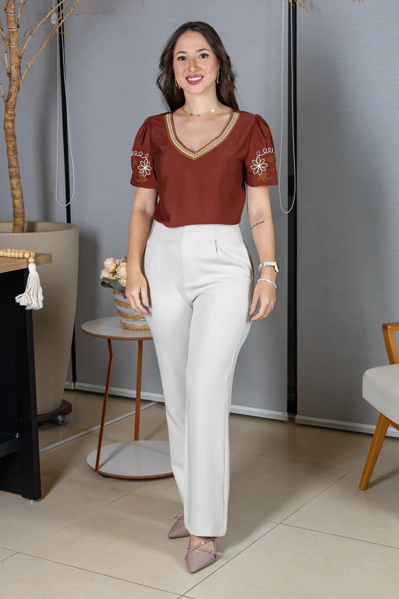 Blusa Manga Curta em Visco Brise Decote em "V" com Bordados Florais Deise Marsala
