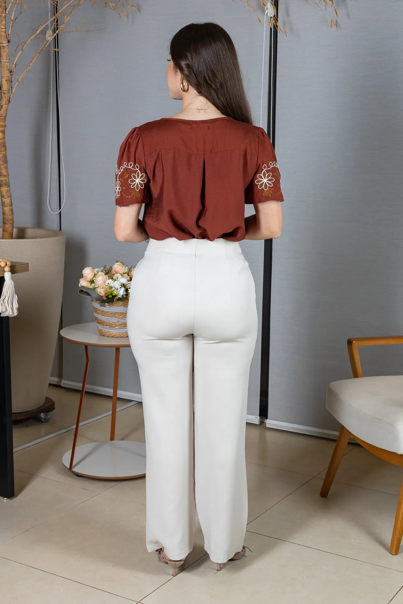 Blusa Manga Curta em Visco Brise Decote em "V" com Bordados Florais Deise Marsala