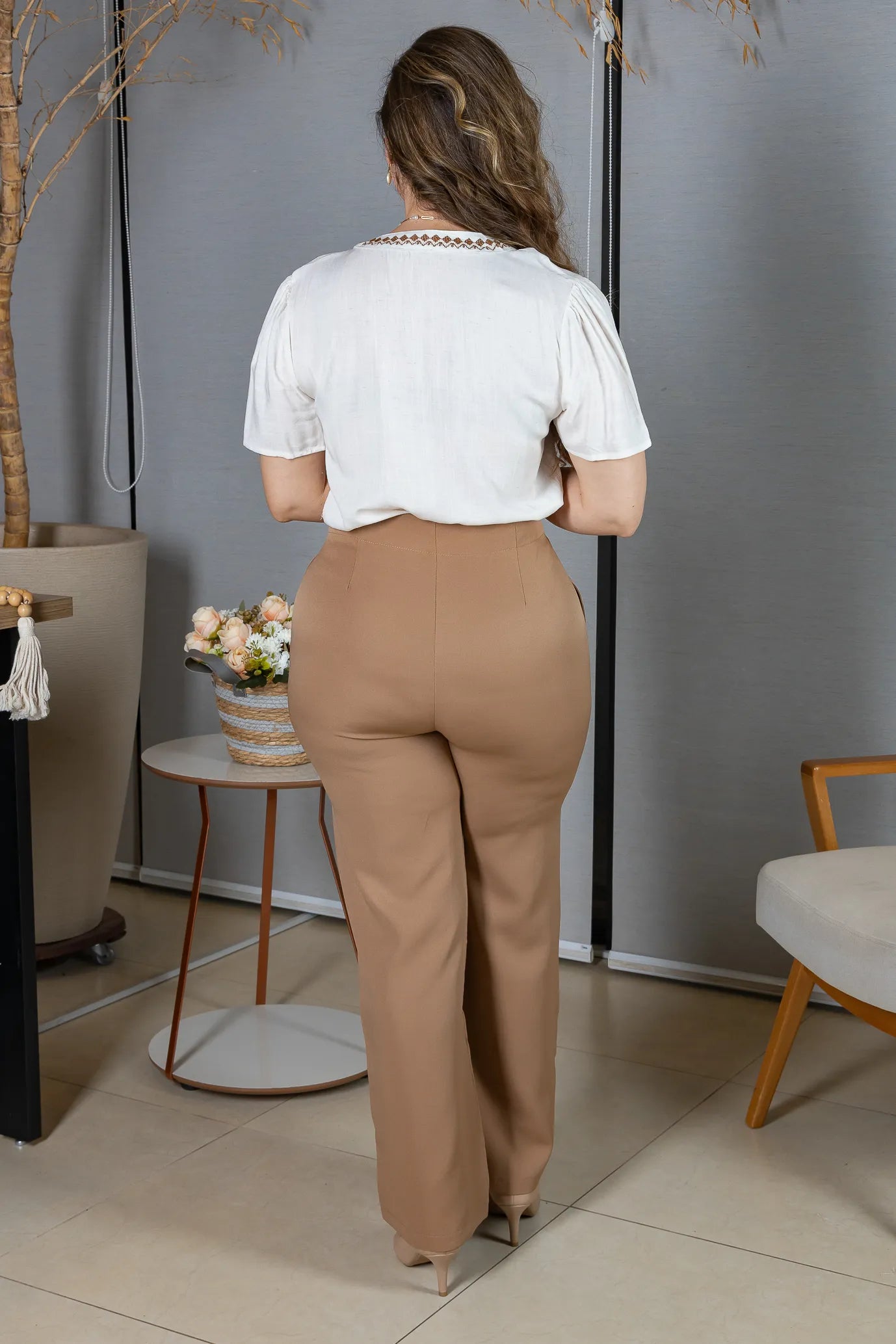 Blusa Manga Curta Detalhe Decote "V" Bordada Algodão Linho Antonella Off White