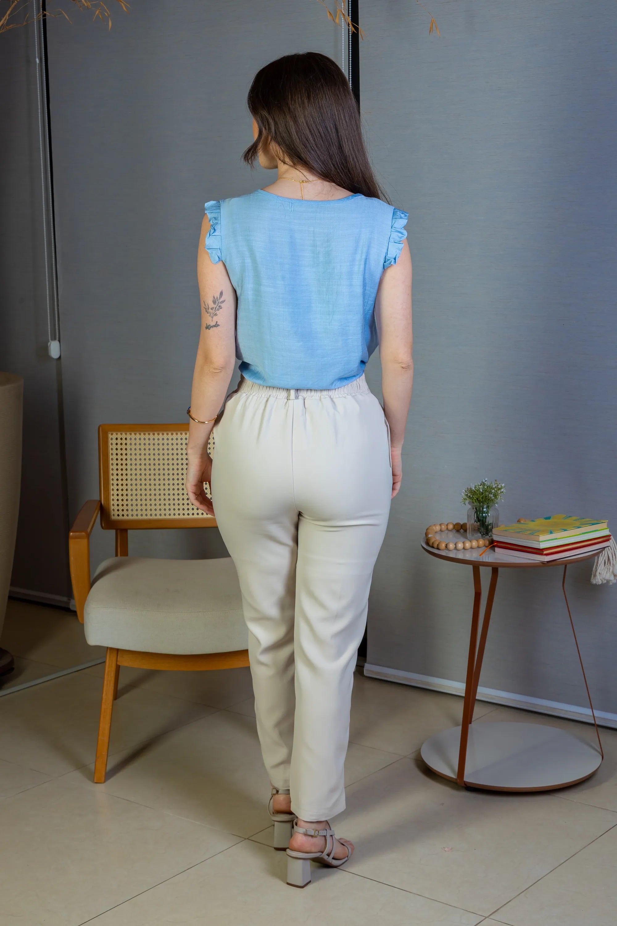 Blusa Regata Babados Decote "V" Em Viscolisse Joice Azul