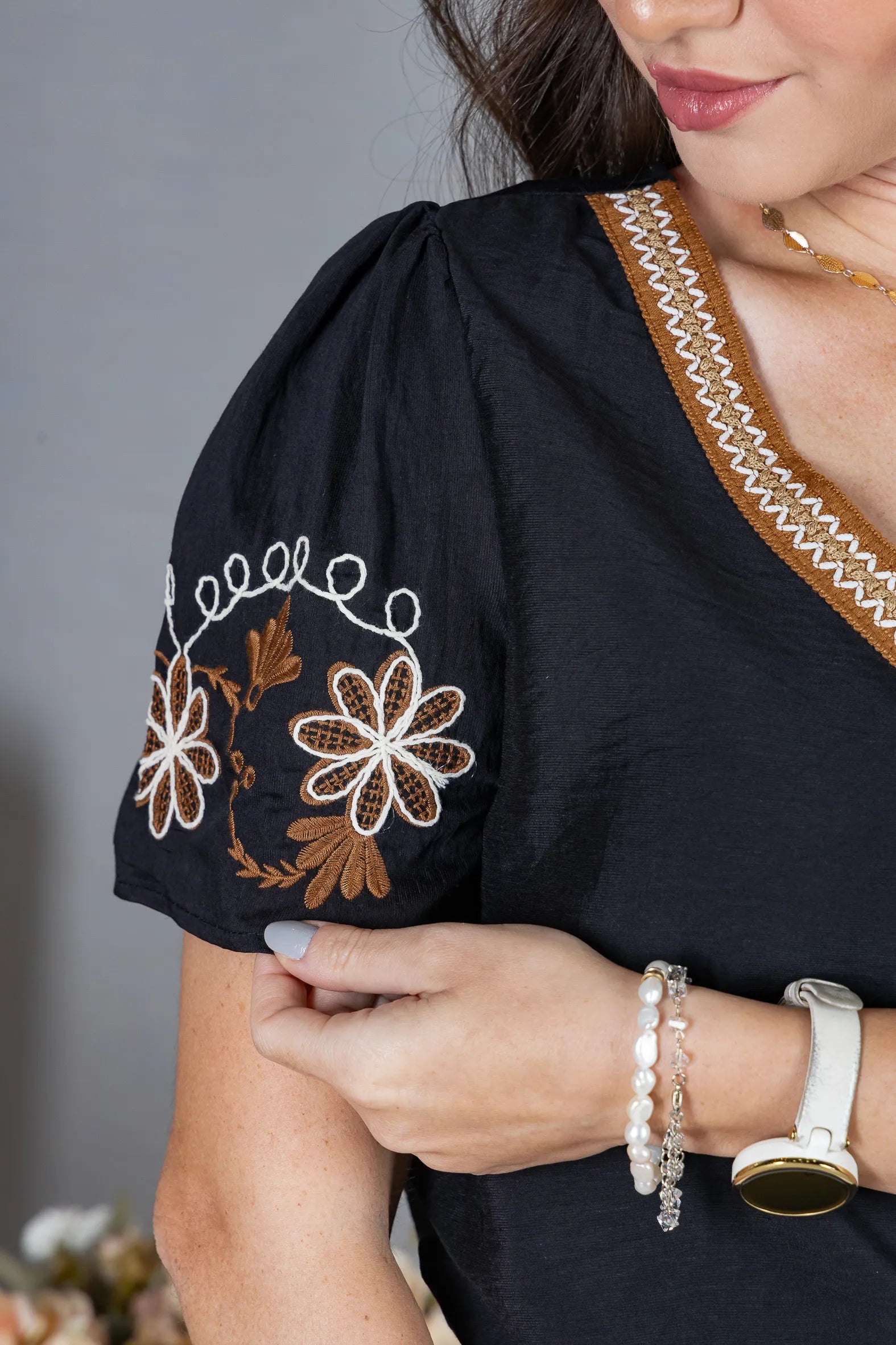 Blusa Manga Curta em Visco Brise Decote em "V" com Bordados Florais Deise Preta