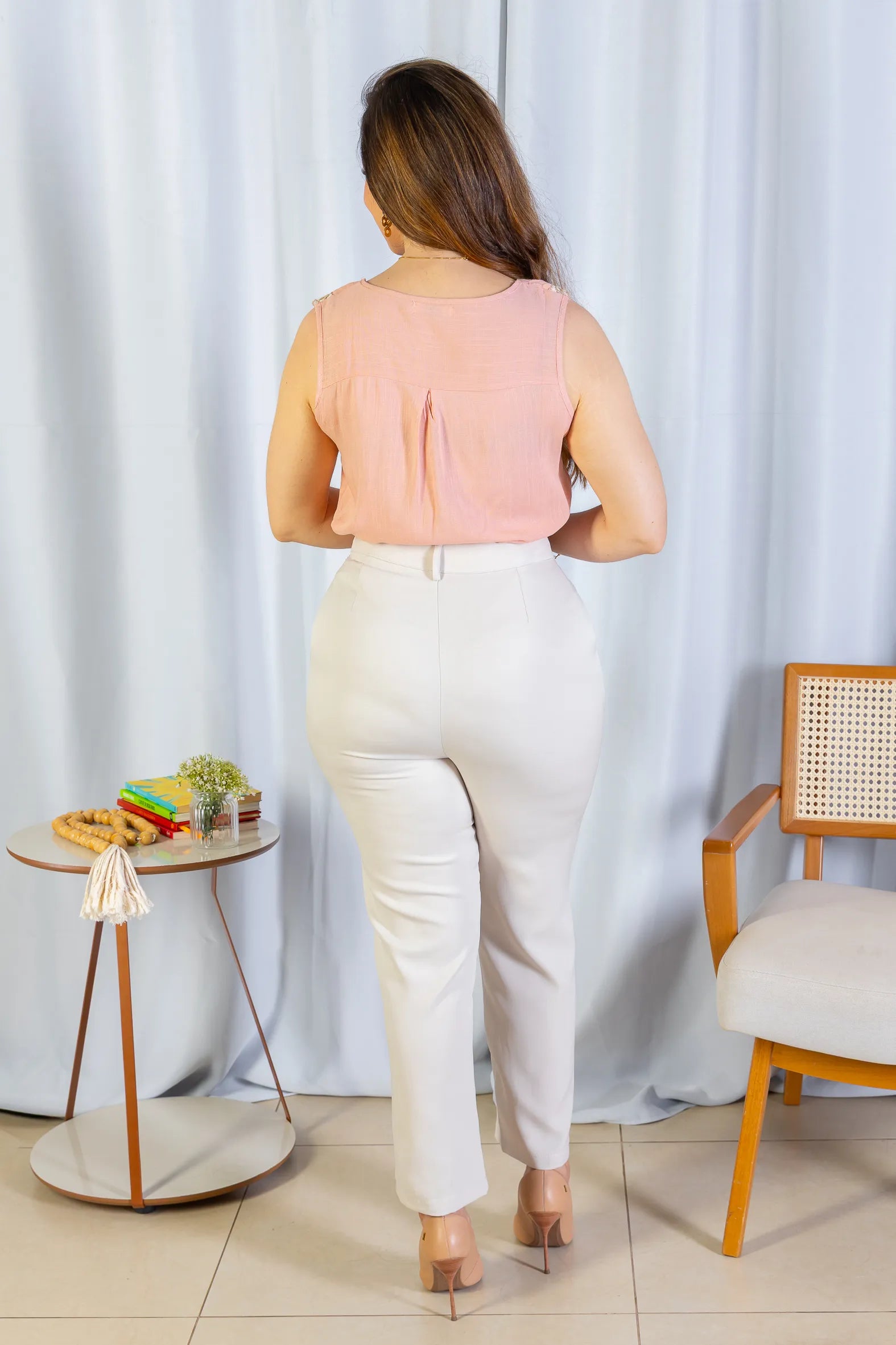 Conjunto: Blusa Regata Detalhe Bordado Visco-linho Ana Maria Braga Rosa + Calça Corte Reto Detalhe Friso Crepe Milano Eliana Bezerra Creme