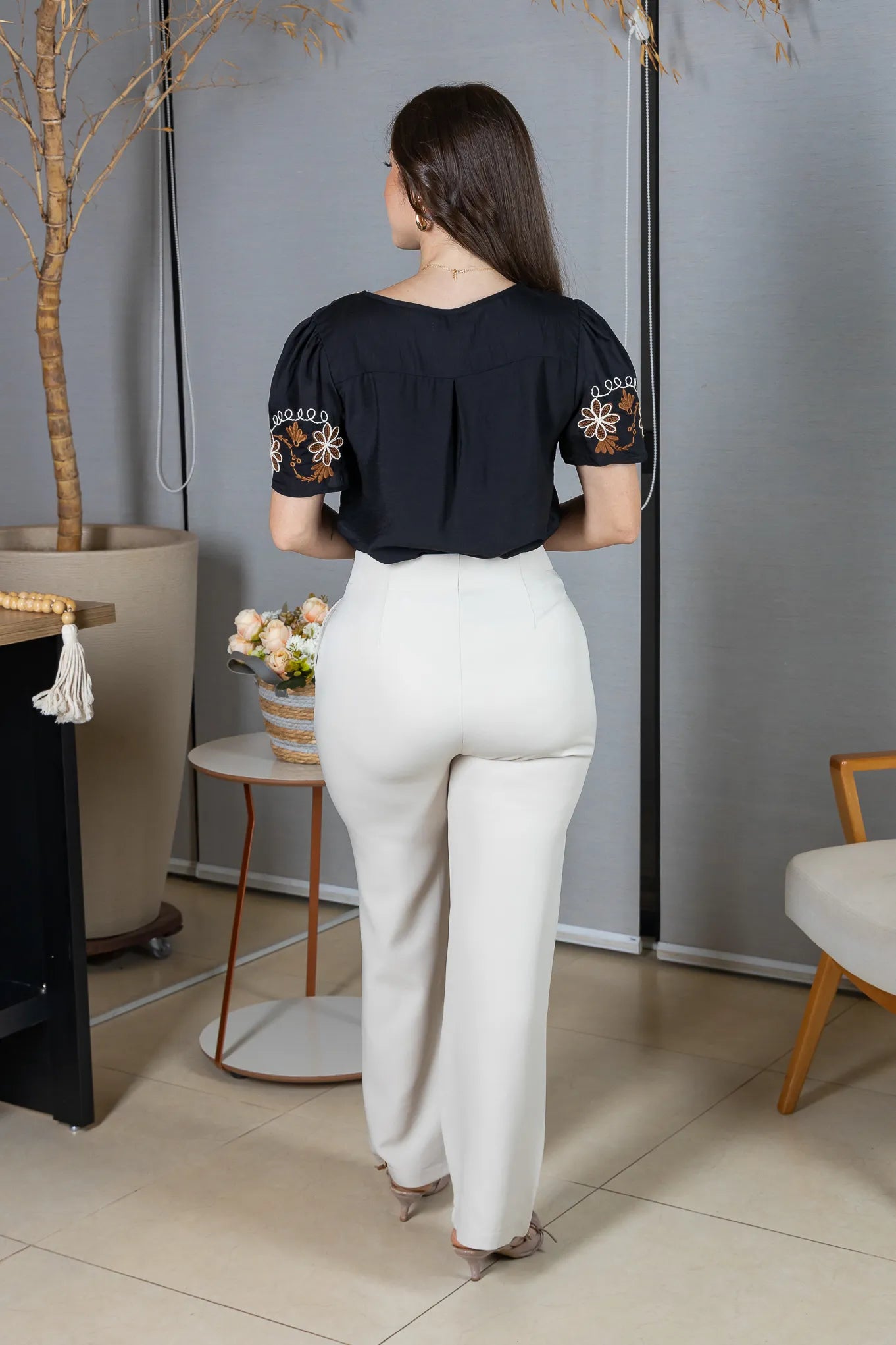 Blusa Manga Curta em Visco Brise Decote em "V" com Bordados Florais Deise Preta