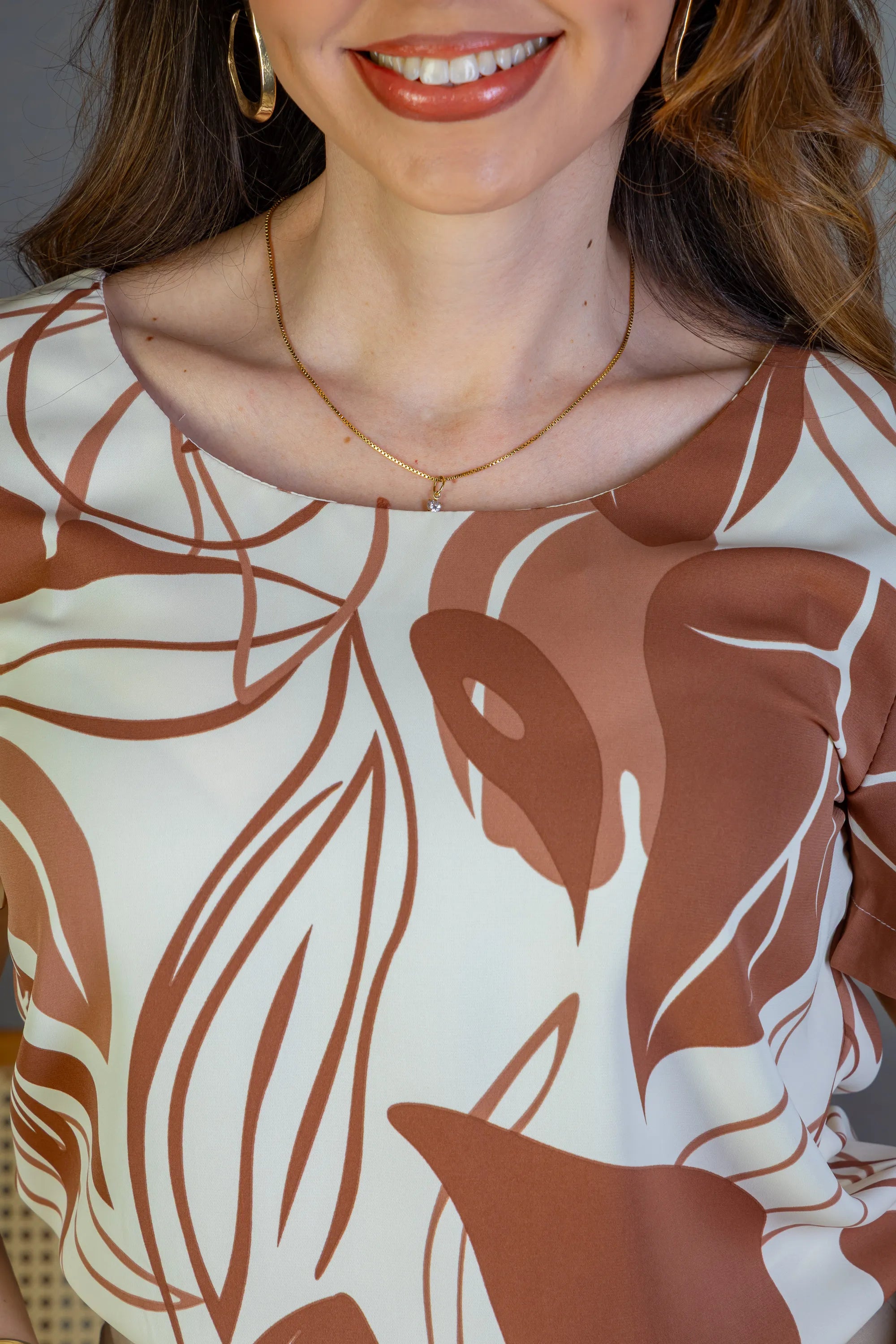 Blusa Manga Detalhe Botão Crepe Classic Suelen Estampada Marrom