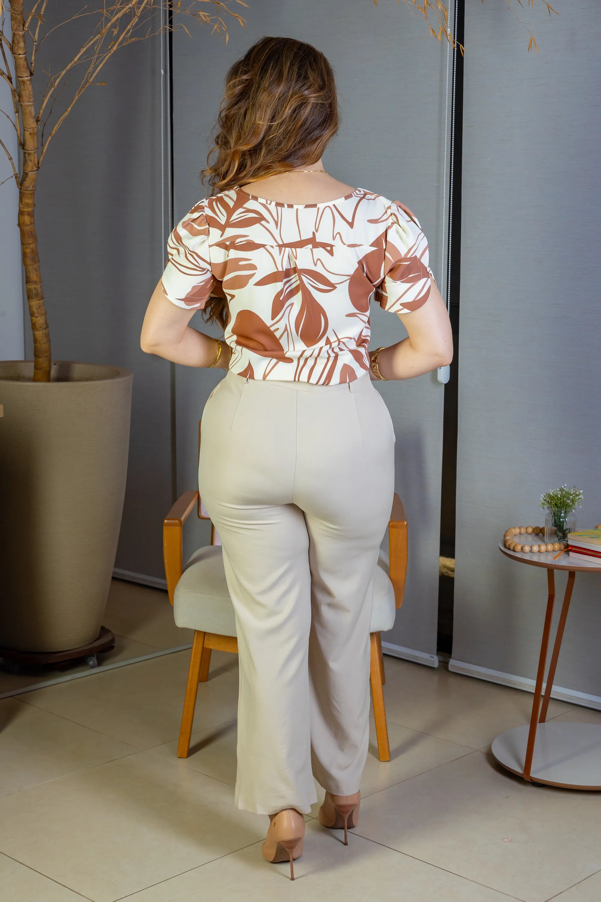 Blusa Manga Detalhe Botão Crepe Classic Suelen Estampada Marrom