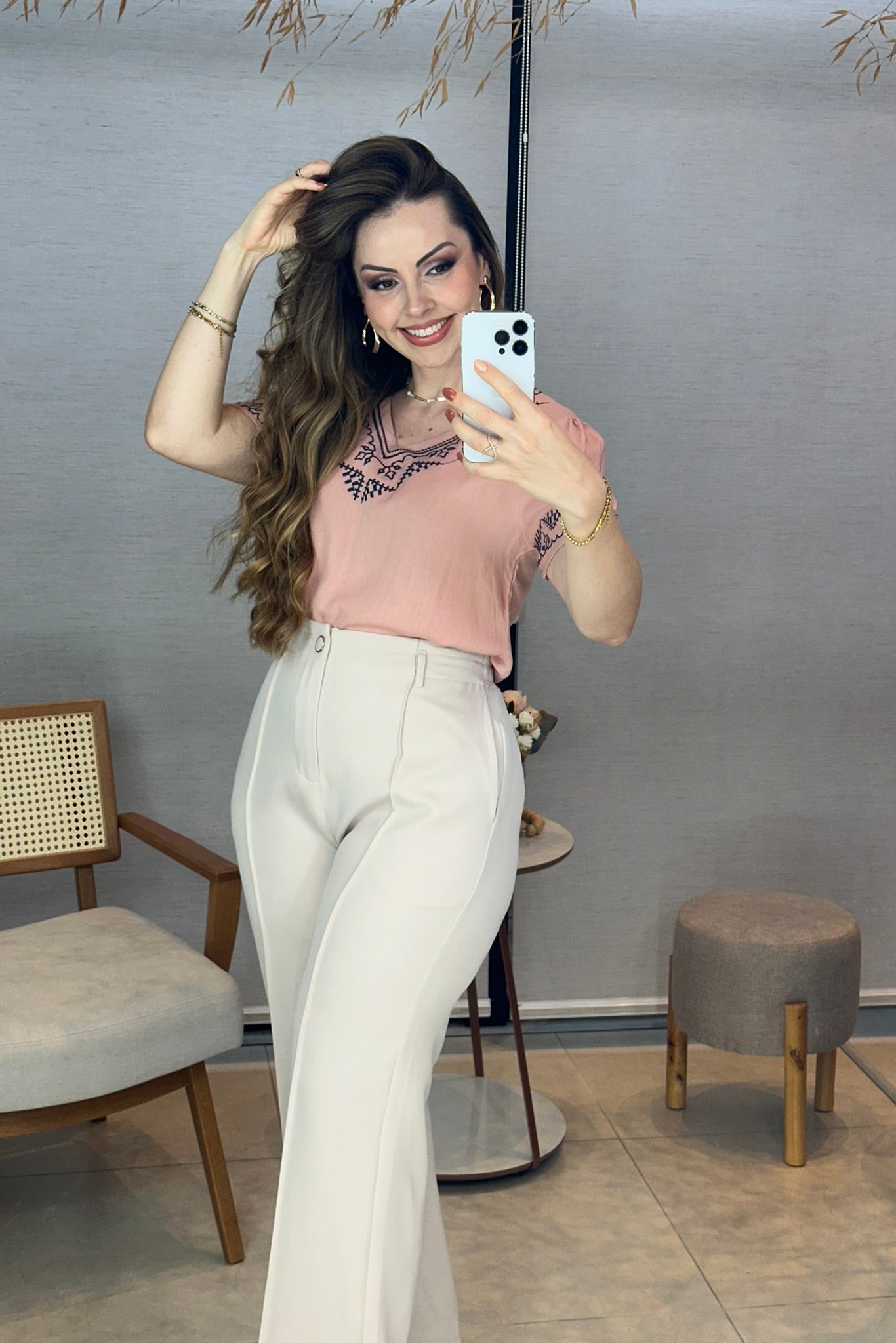 Conjunto: Blusa Manga Curta Detalhe Colo Bordado Visco Linho Jaqueline Rosa + Calça Pantalona Alfaiataria Botão Encapado Margareth Creme