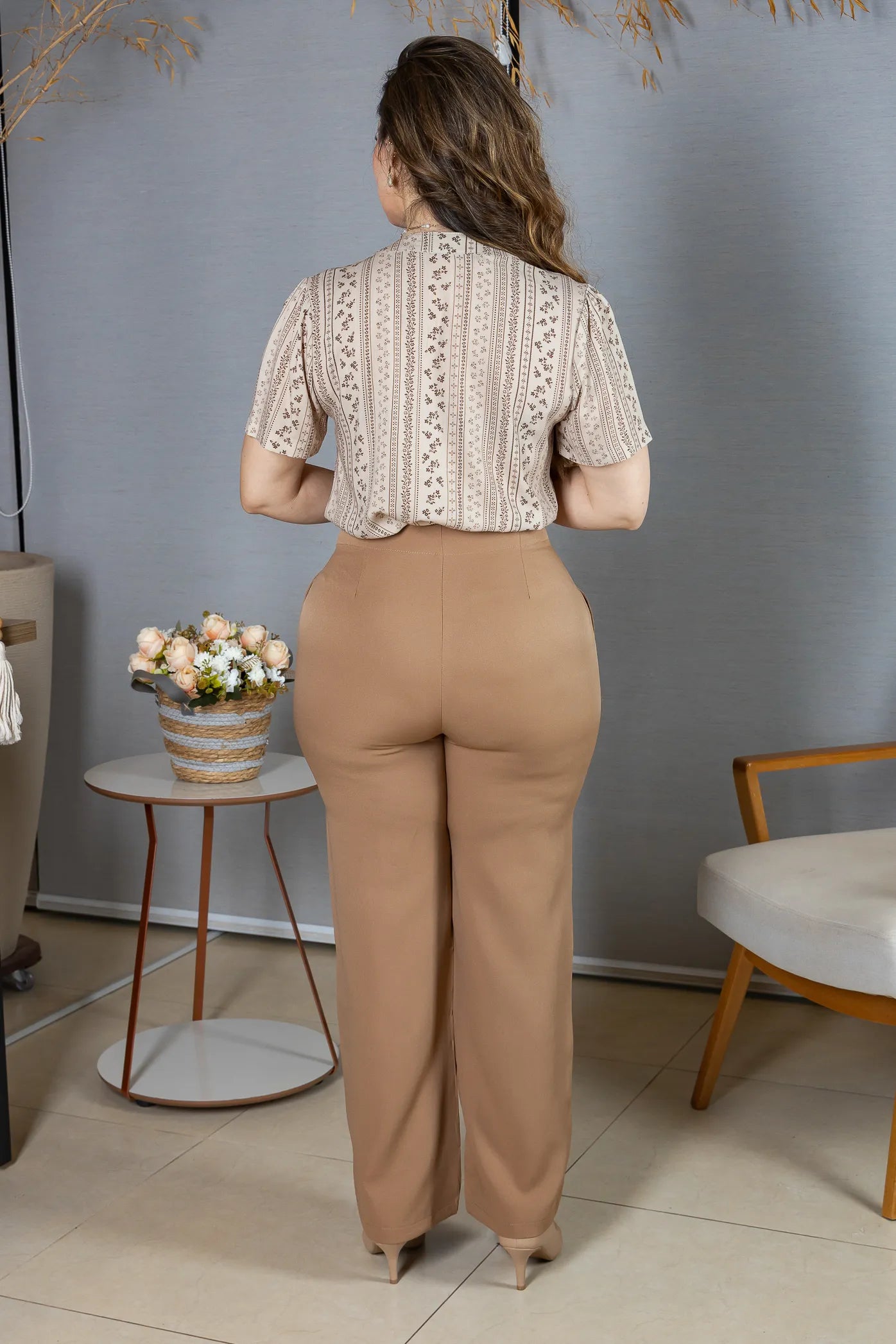 Blusa Manga Curta Decote em "V" em Visco-Linho Estampada Elisabeth Marrom