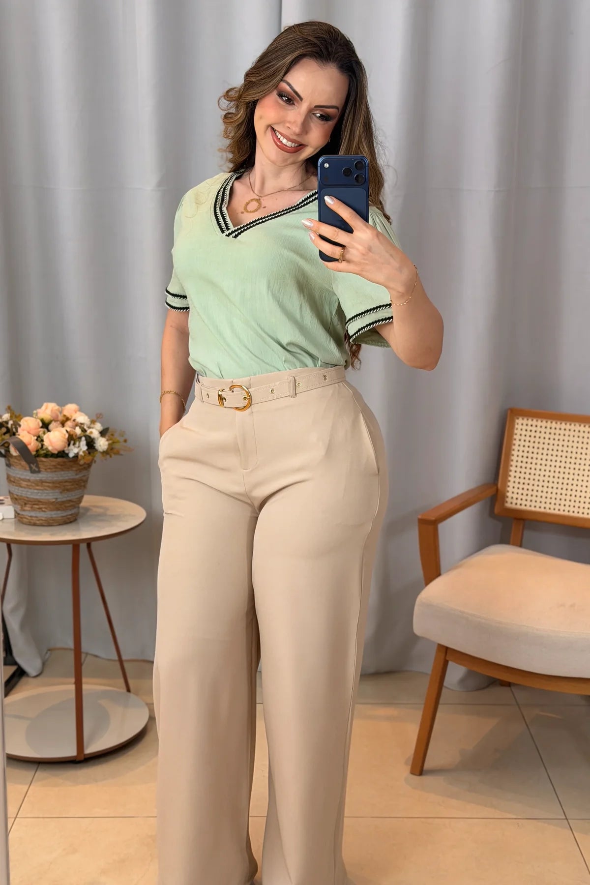 Conjunto: Blusa Manga Curta Decote em "V" em Visco Linen com Bordado Contrastante Helen Verde + Calça Pantalona em Alfaiataria com Cinto Encapado Cinthia Creme