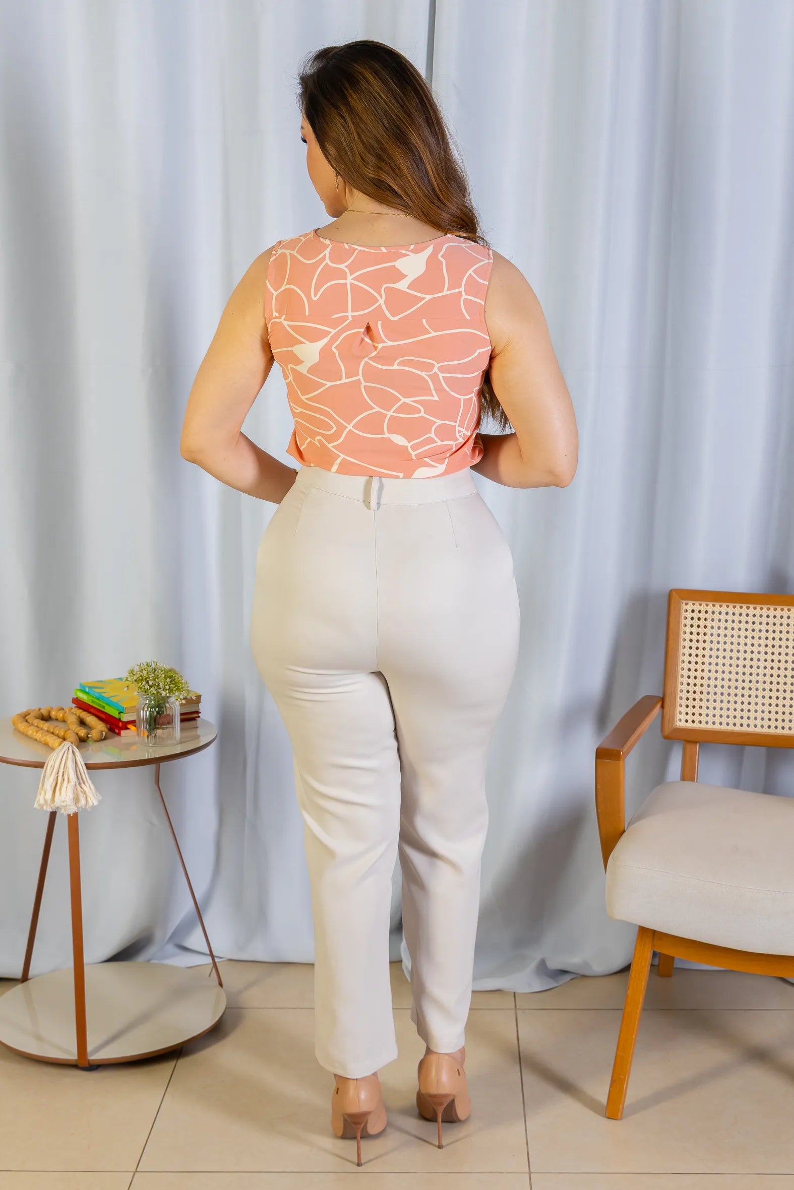 Conjunto: Blusa Regata Detalhe Decote Crepe Classic Estampada Hebe Camargo Coral + Calça Corte Reto Detalhe Friso Crepe Milano Eliana Bezerra Creme